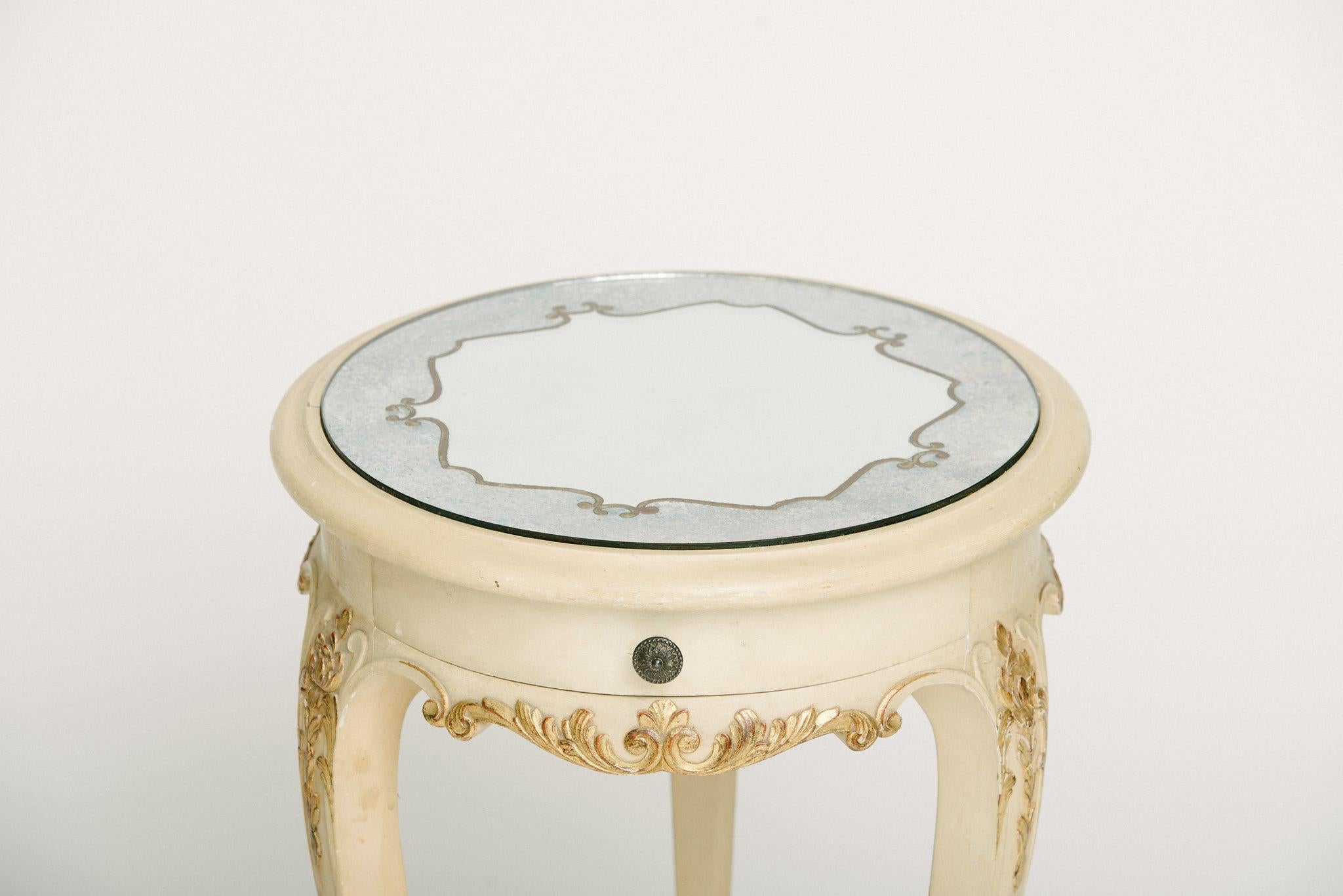 Paire de tables à plateau miroir en églomisé peint en France en vente 1