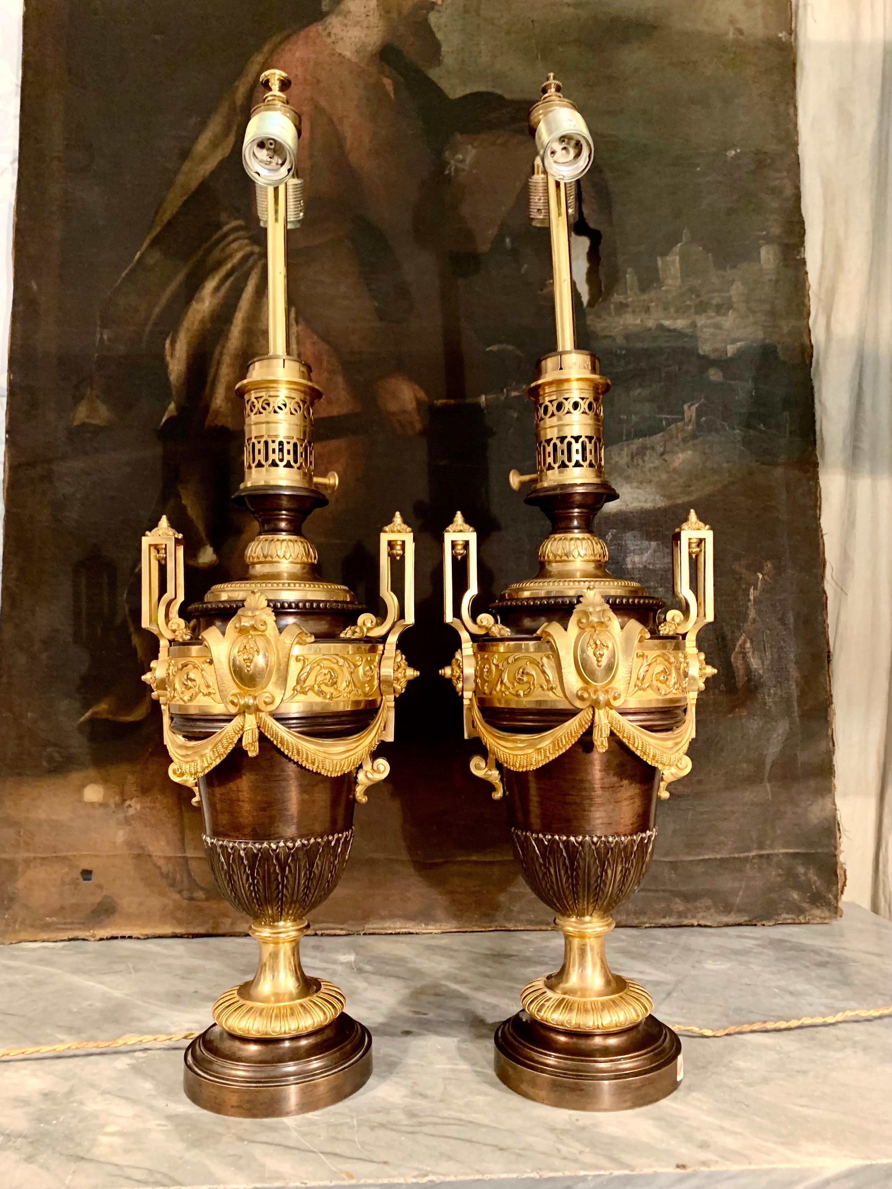Paire de bronzes patinés français  Lampes de table montées sur vases en bronze doré en vente 2