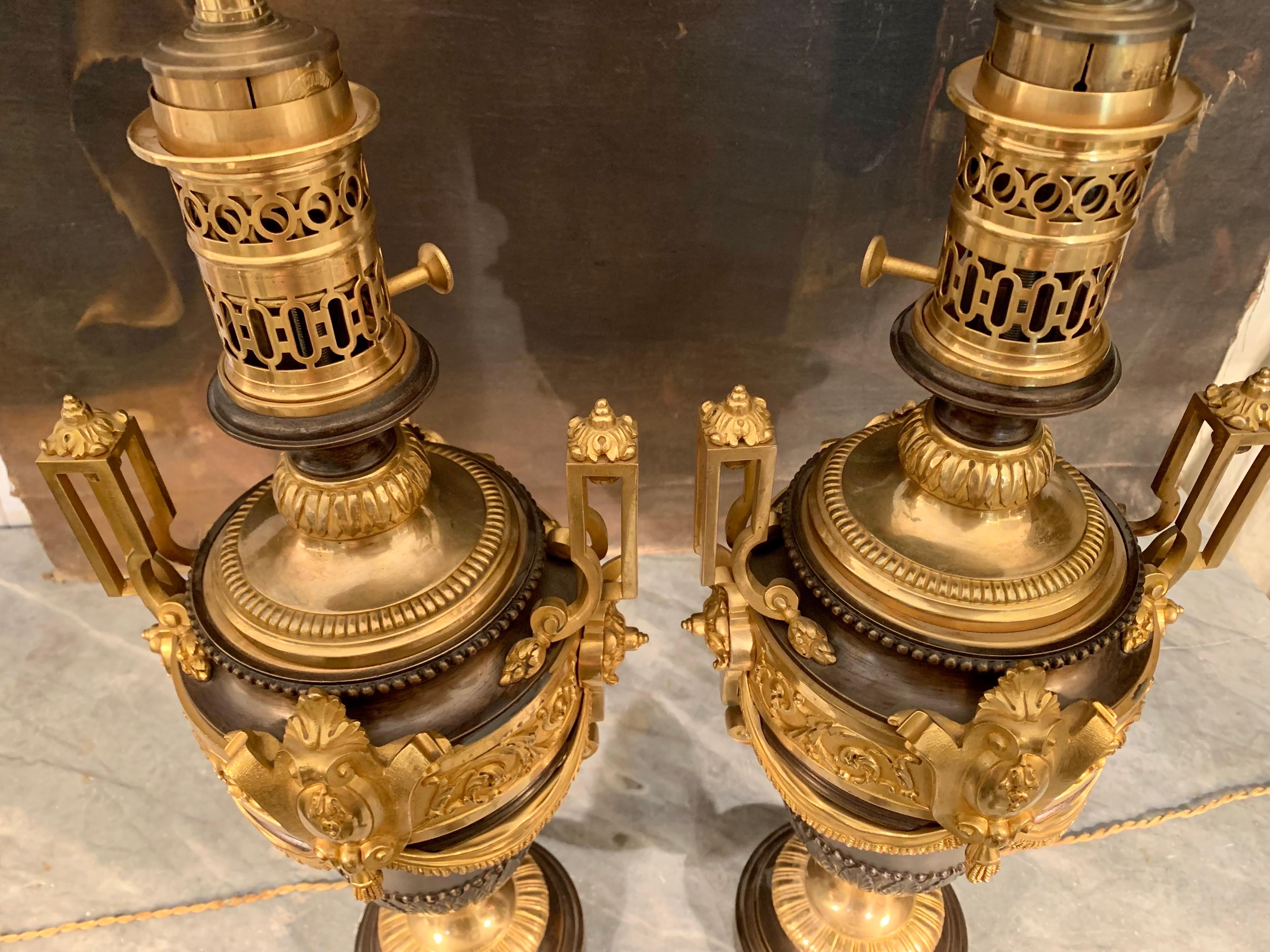 Paire de bronzes patinés français  Lampes de table montées sur vases en bronze doré en vente 3