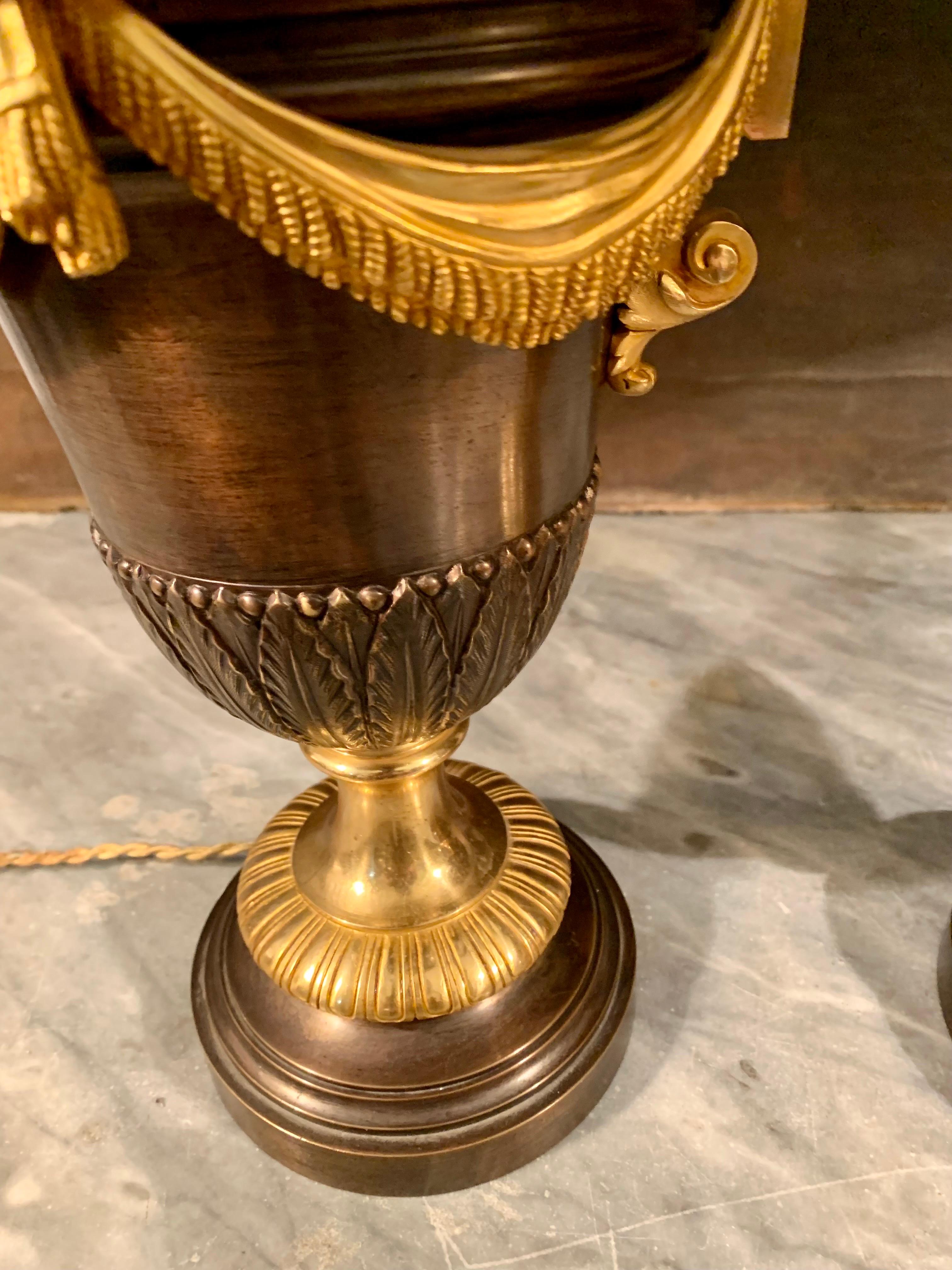 Paire de bronzes patinés français  Lampes de table montées sur vases en bronze doré en vente 4