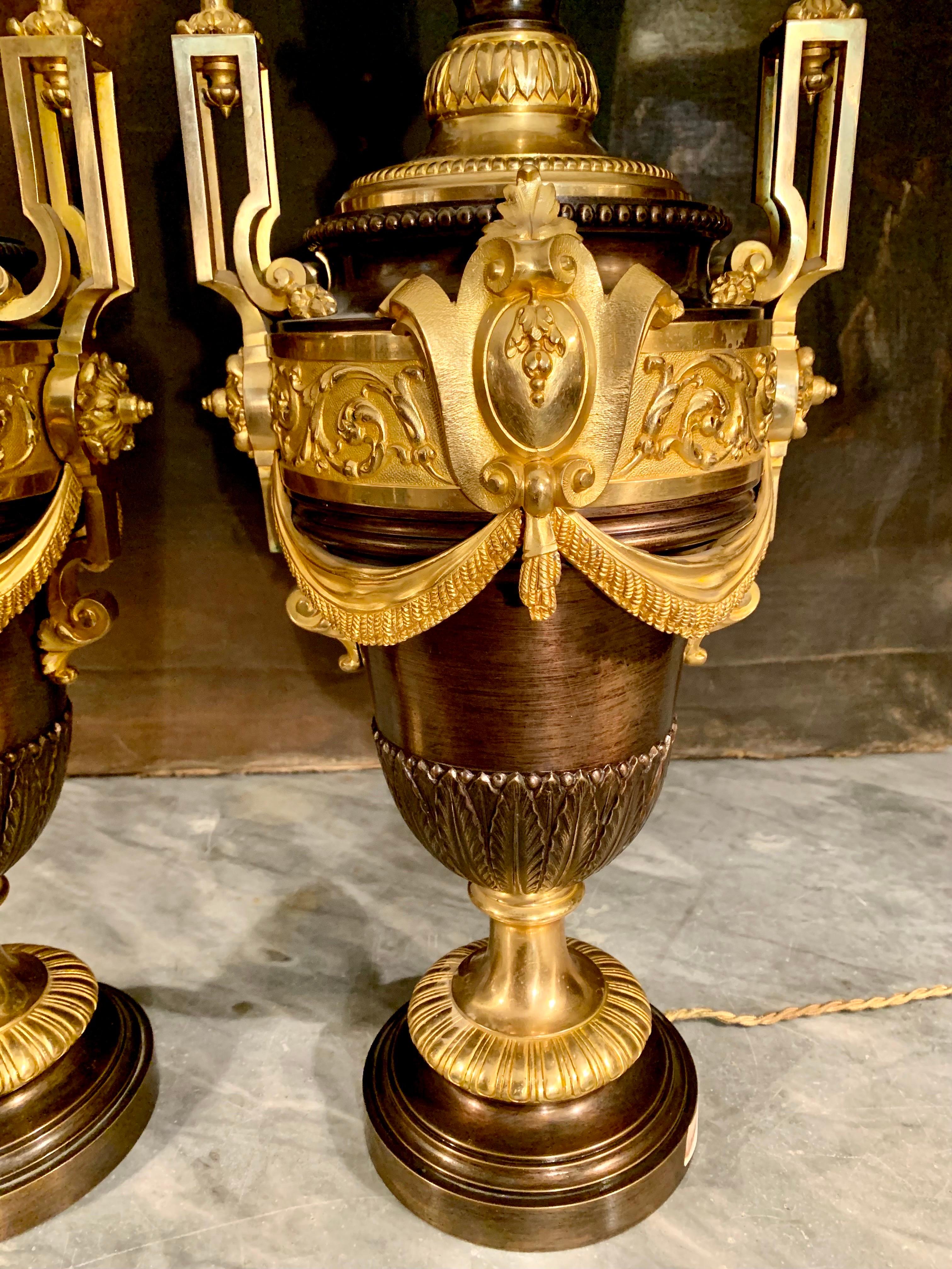 Paire de bronzes patinés français  Lampes de table montées sur vases en bronze doré en vente 5