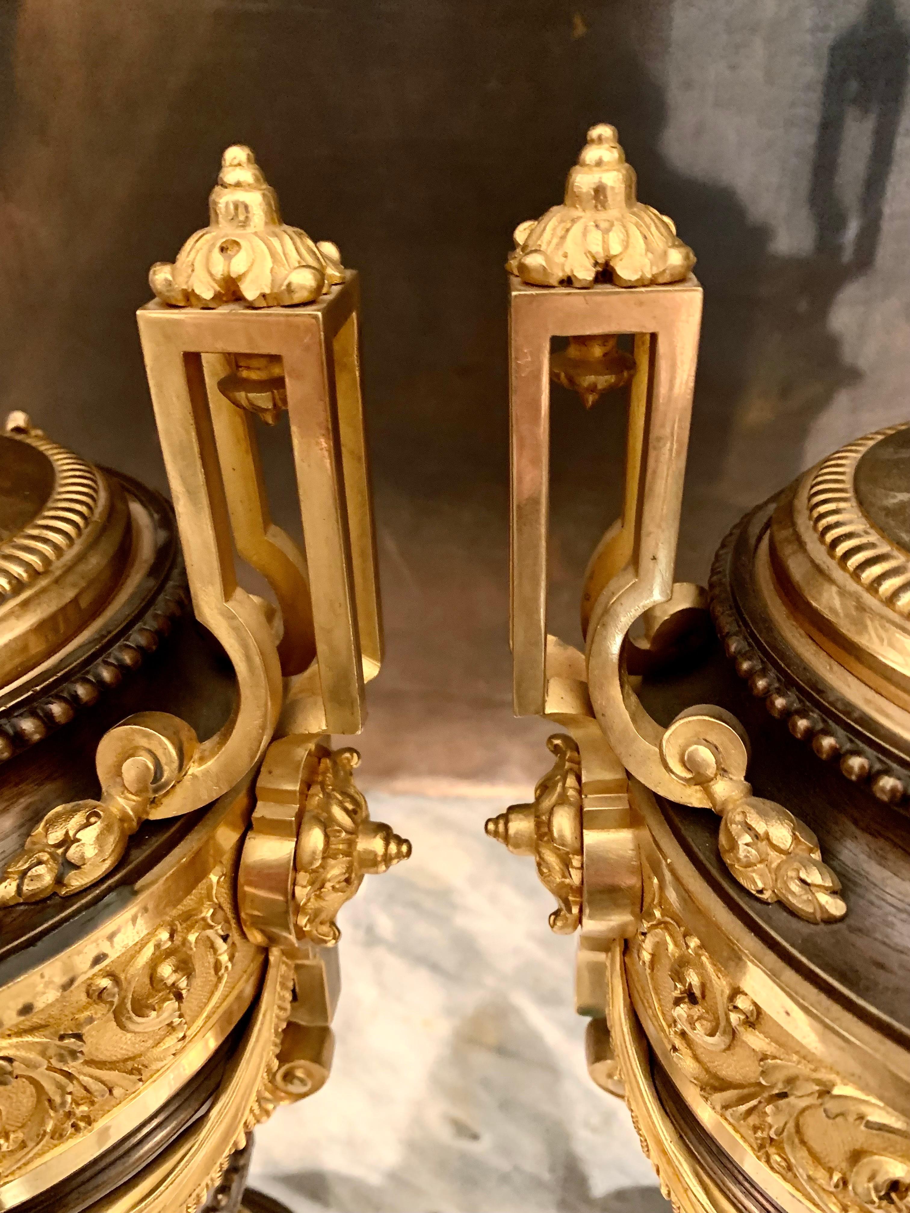 Paire de bronzes patinés français  Lampes de table montées sur vases en bronze doré en vente 6