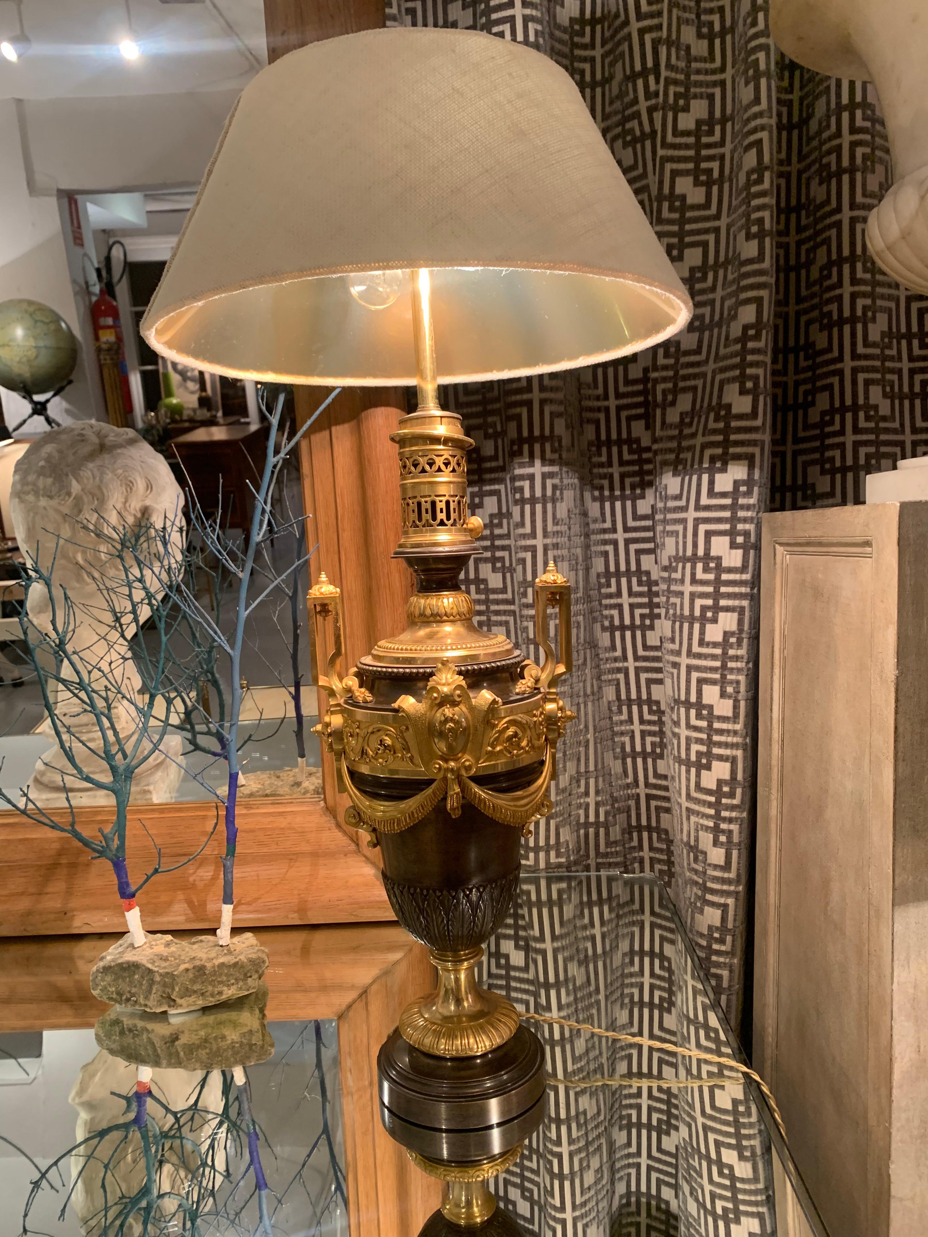 Paire de bronzes patinés français  Lampes de table montées sur vases en bronze doré en vente 8