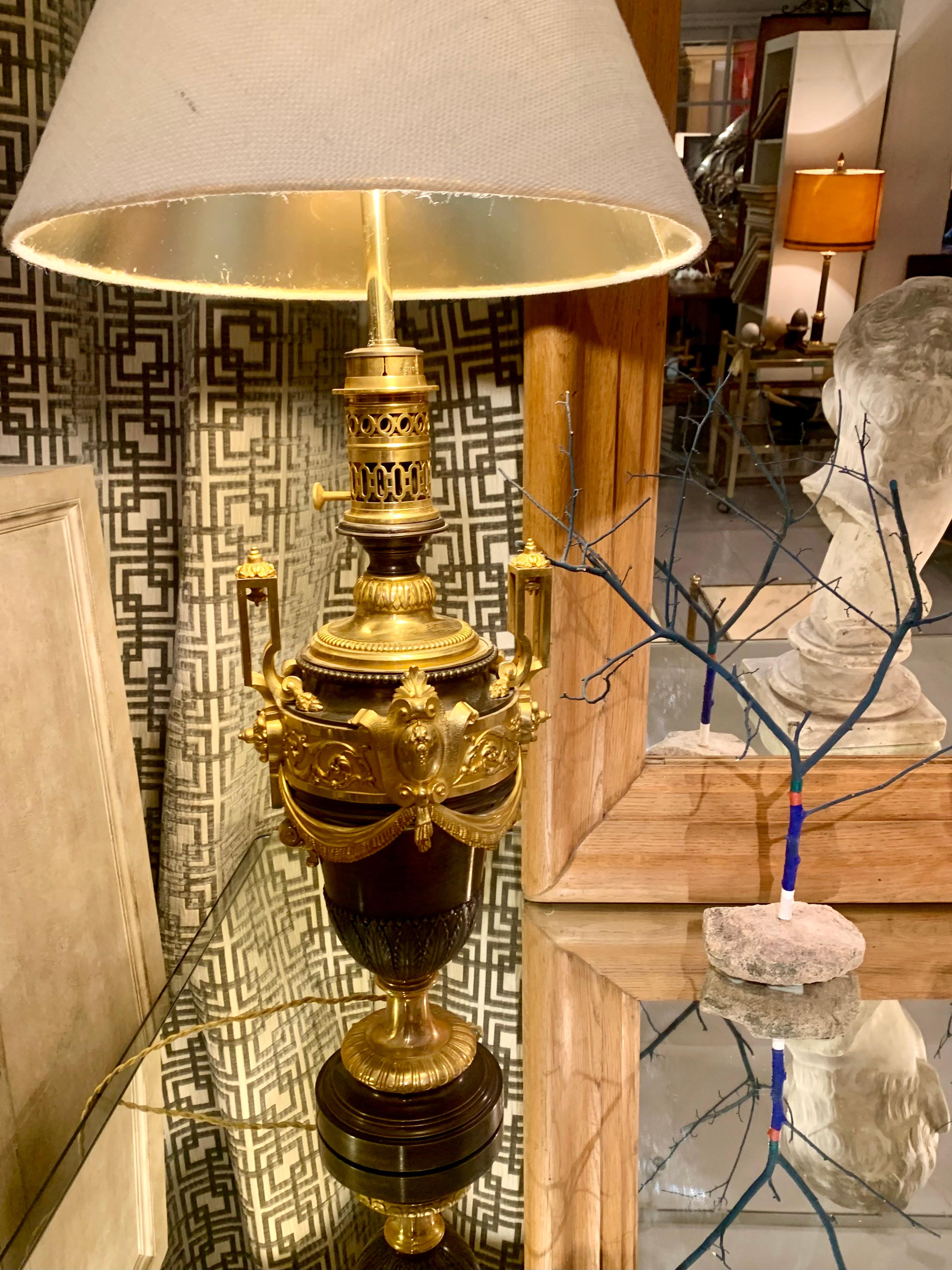 Paire de bronzes patinés français  Lampes de table montées sur vases en bronze doré en vente 9