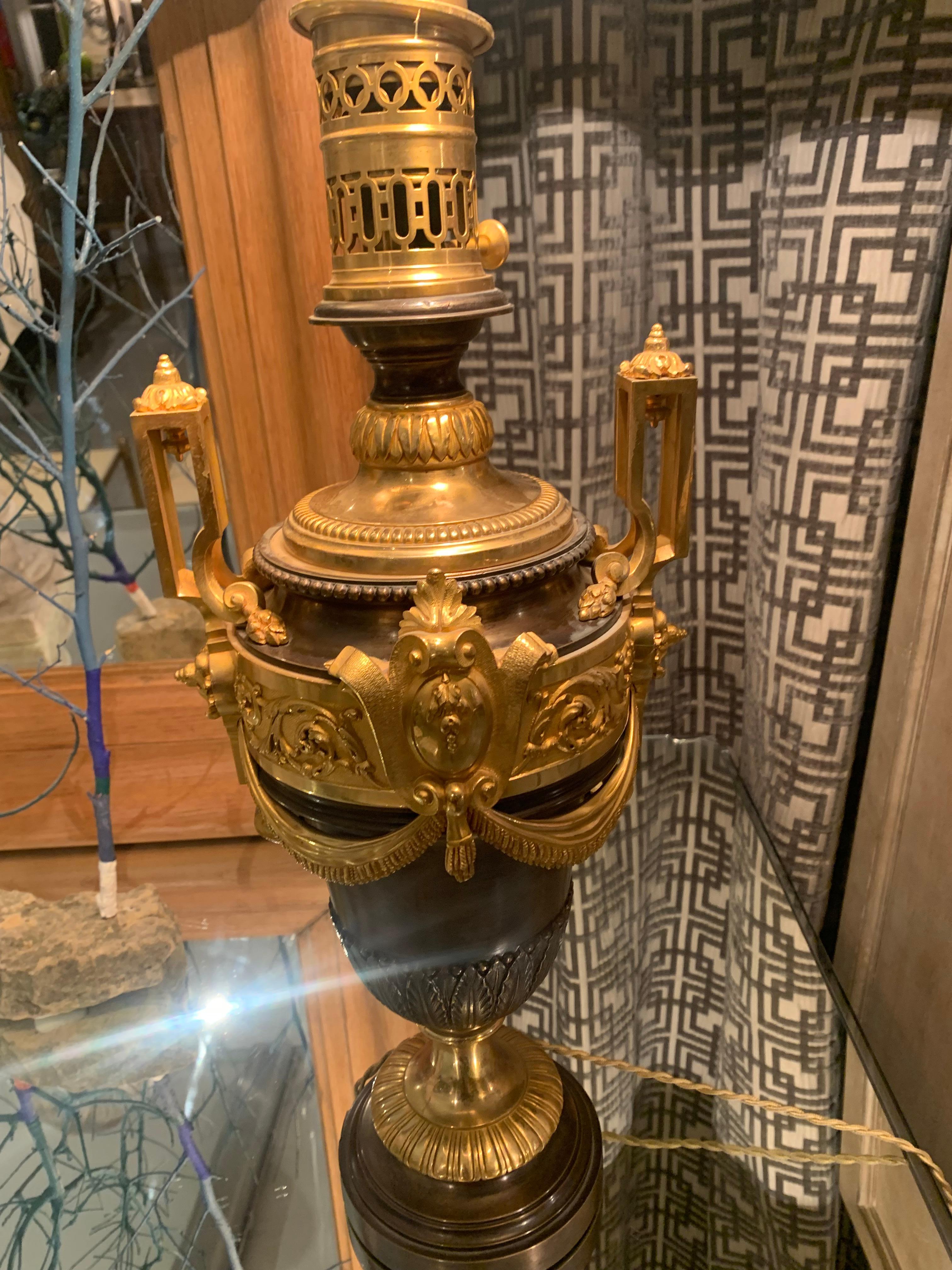 Paire de bronzes patinés français  Lampes de table montées sur vases en bronze doré en vente 10