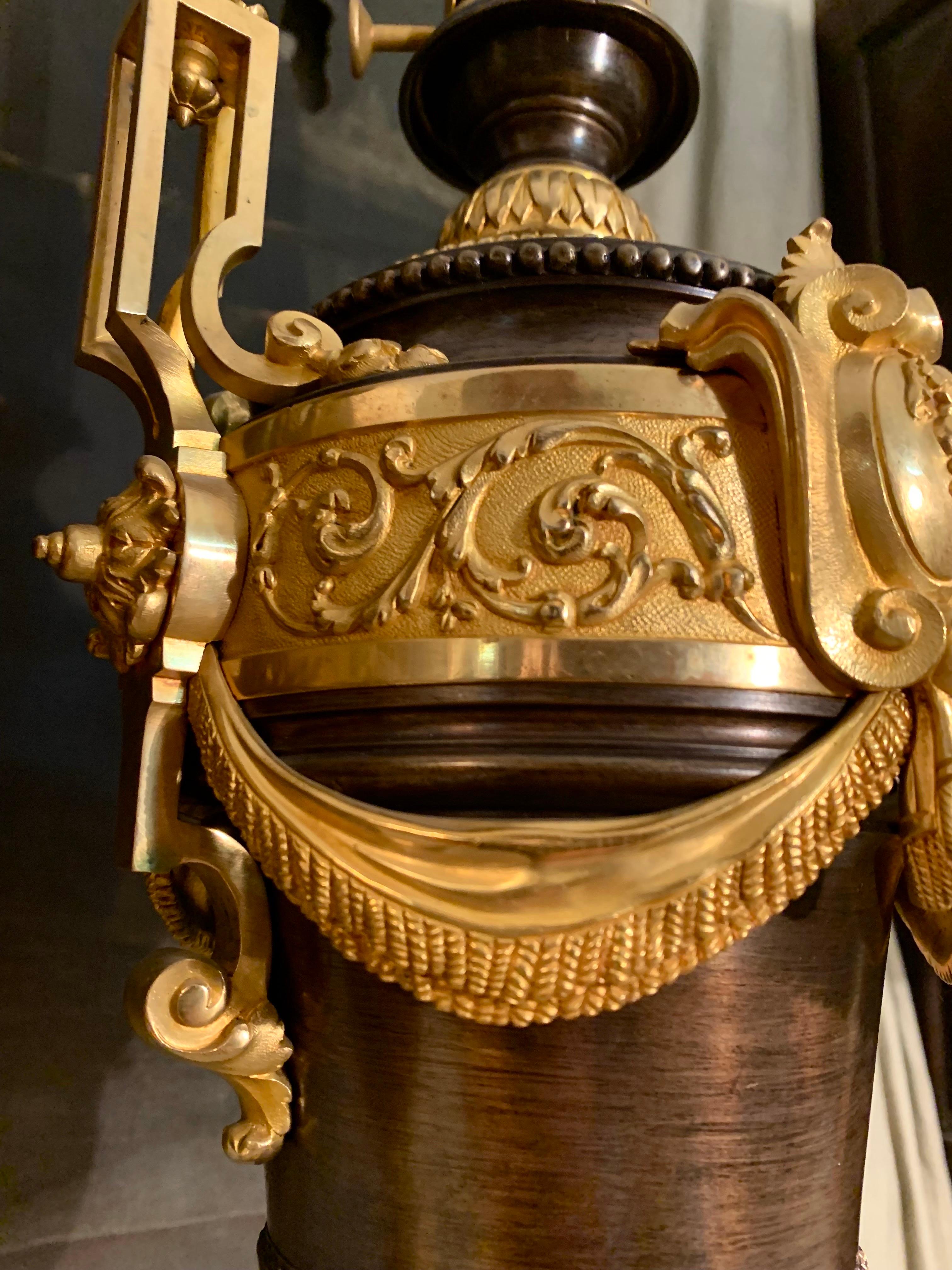 Napoléon III Paire de bronzes patinés français  Lampes de table montées sur vases en bronze doré en vente