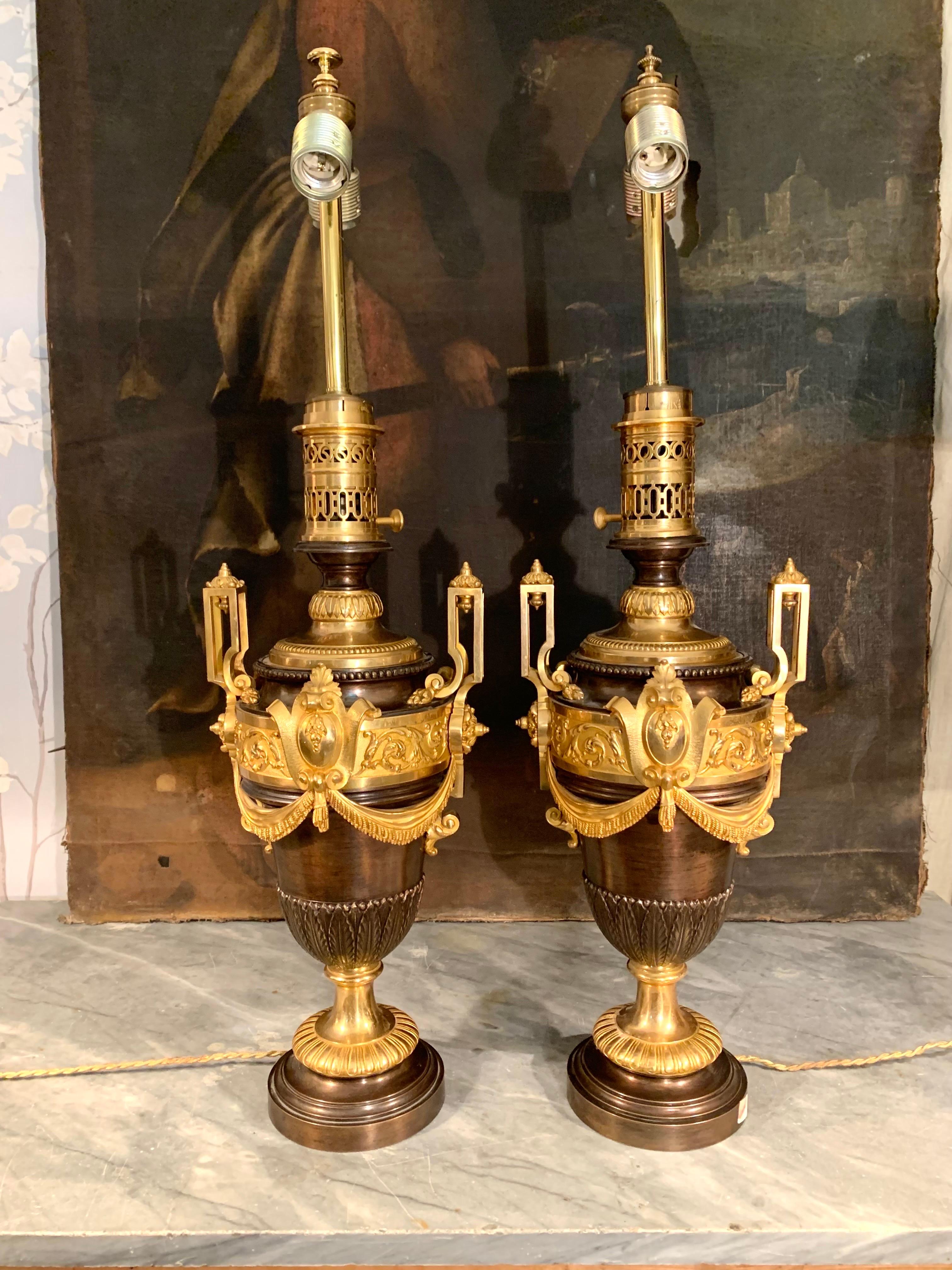 Patiné Paire de bronzes patinés français  Lampes de table montées sur vases en bronze doré en vente