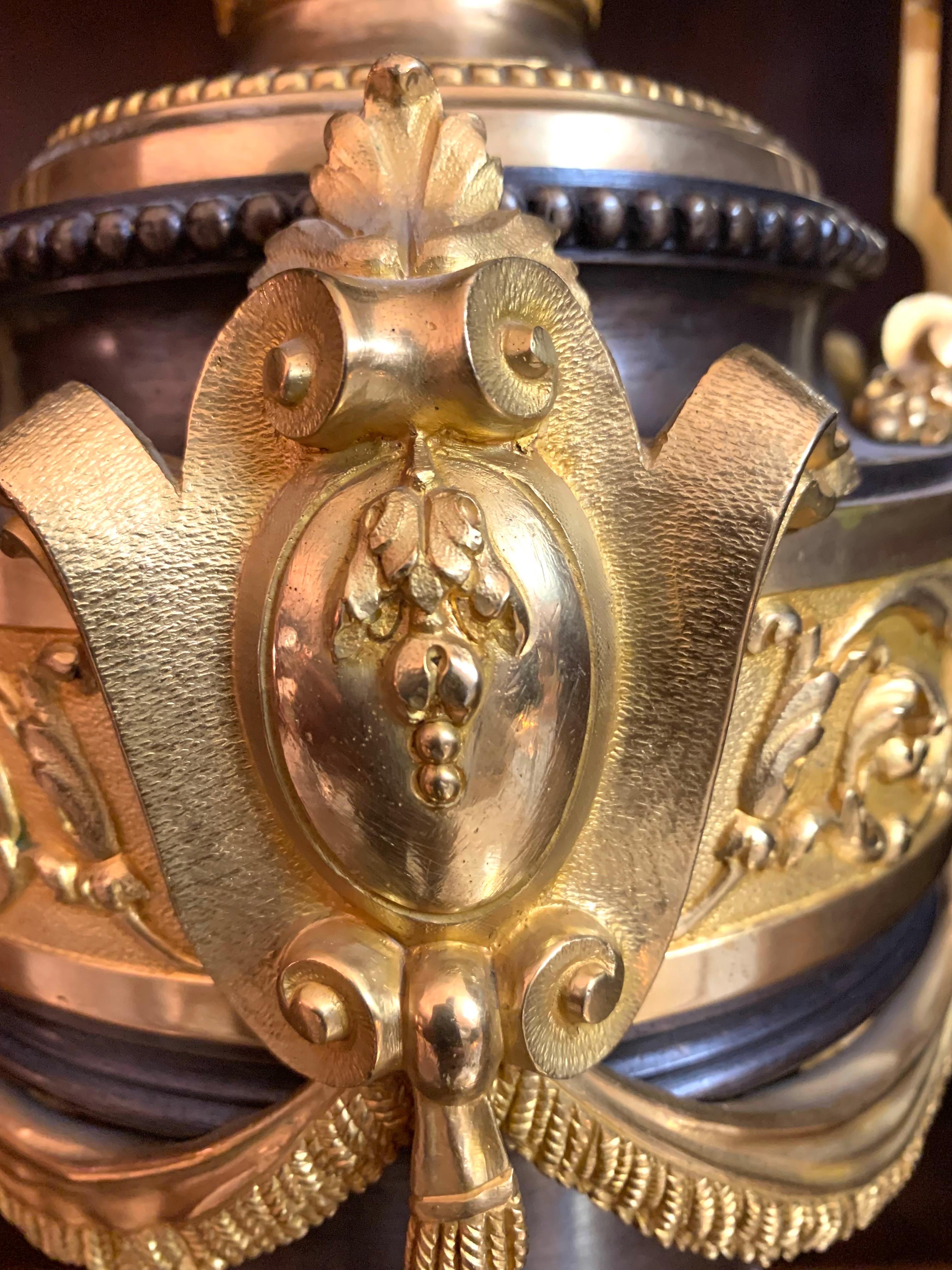 Paire de bronzes patinés français  Lampes de table montées sur vases en bronze doré Bon état - En vente à Madrid, ES