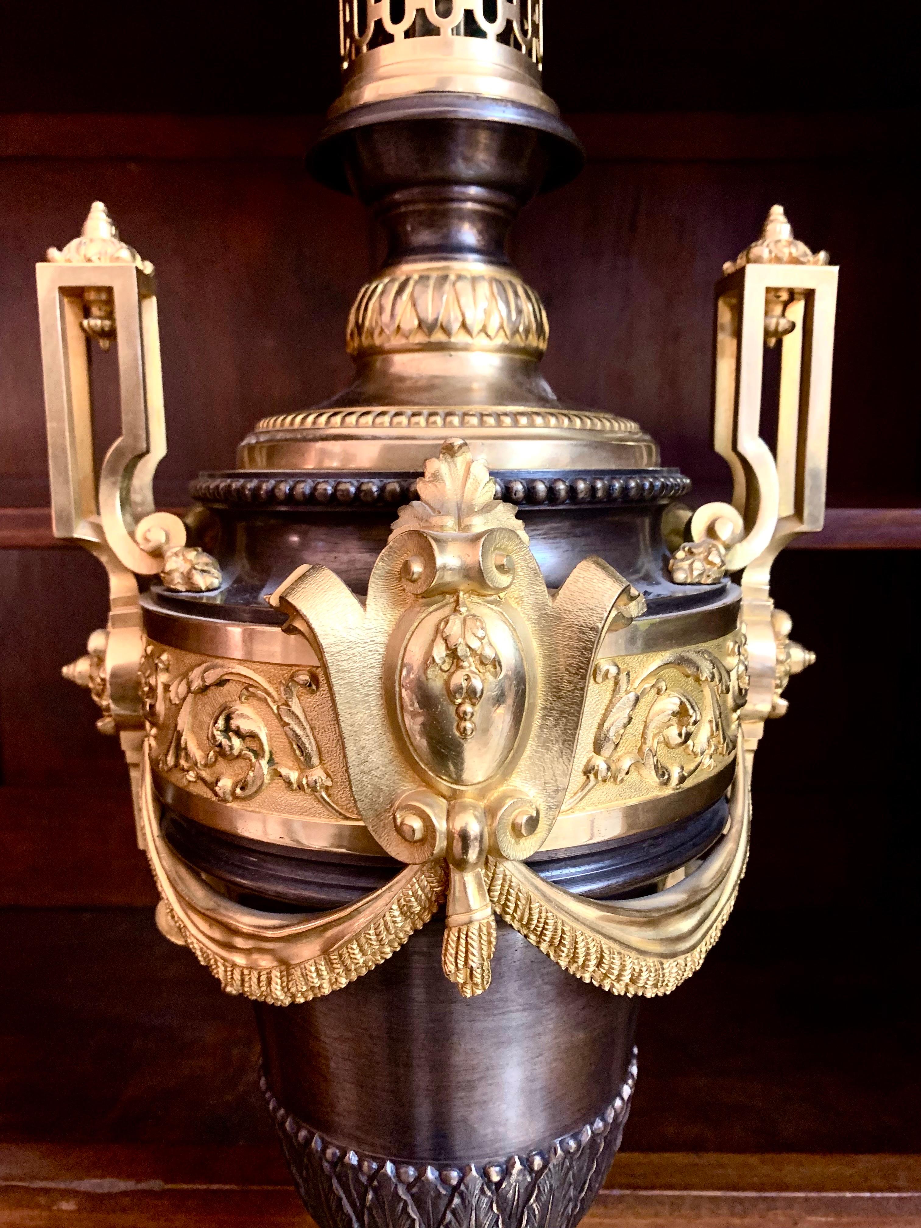 Bronze Paire de bronzes patinés français  Lampes de table montées sur vases en bronze doré en vente