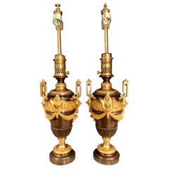 Coppia di lampade da tavolo francesi in bronzo patinato e vasi in ormolu