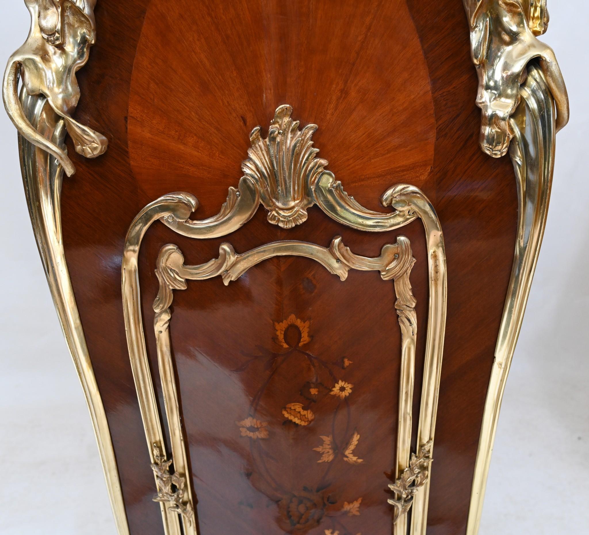 Paar französische The Pedestal Ständer Ormolu Intarsien nach Linke im Angebot 1