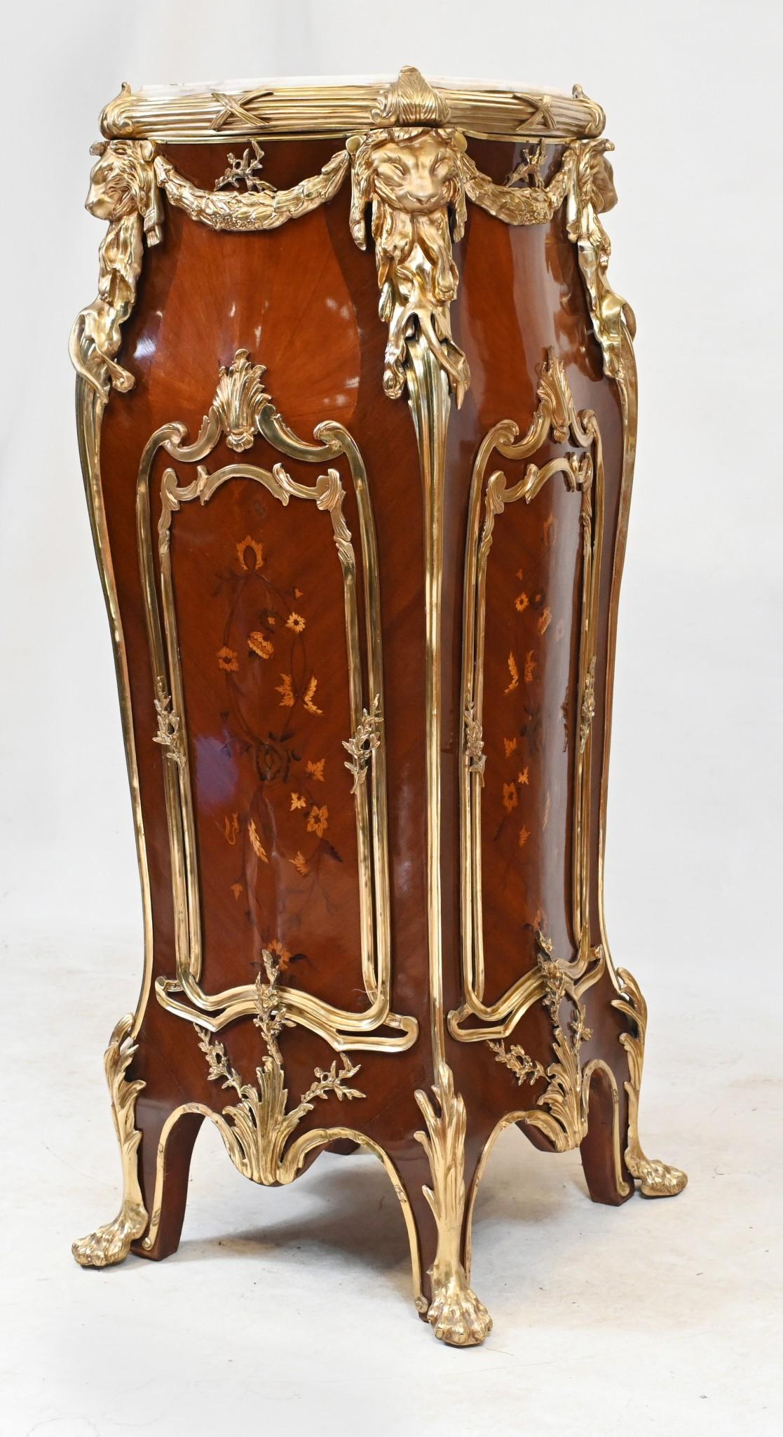 Paar französische The Pedestal Ständer Ormolu Intarsien nach Linke im Angebot 2