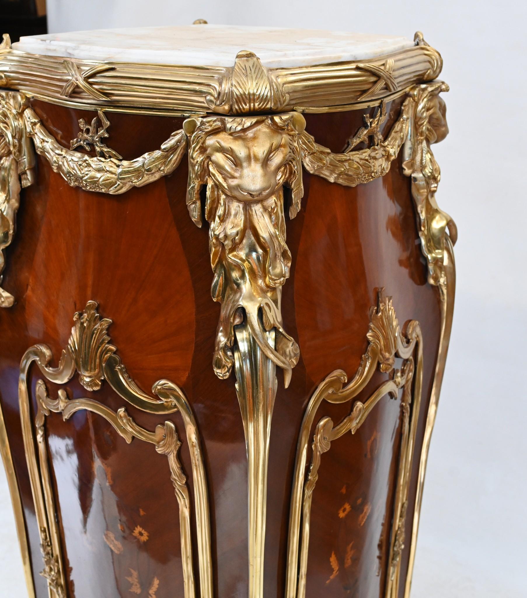 Paar französische The Pedestal Ständer Ormolu Intarsien nach Linke im Angebot 4