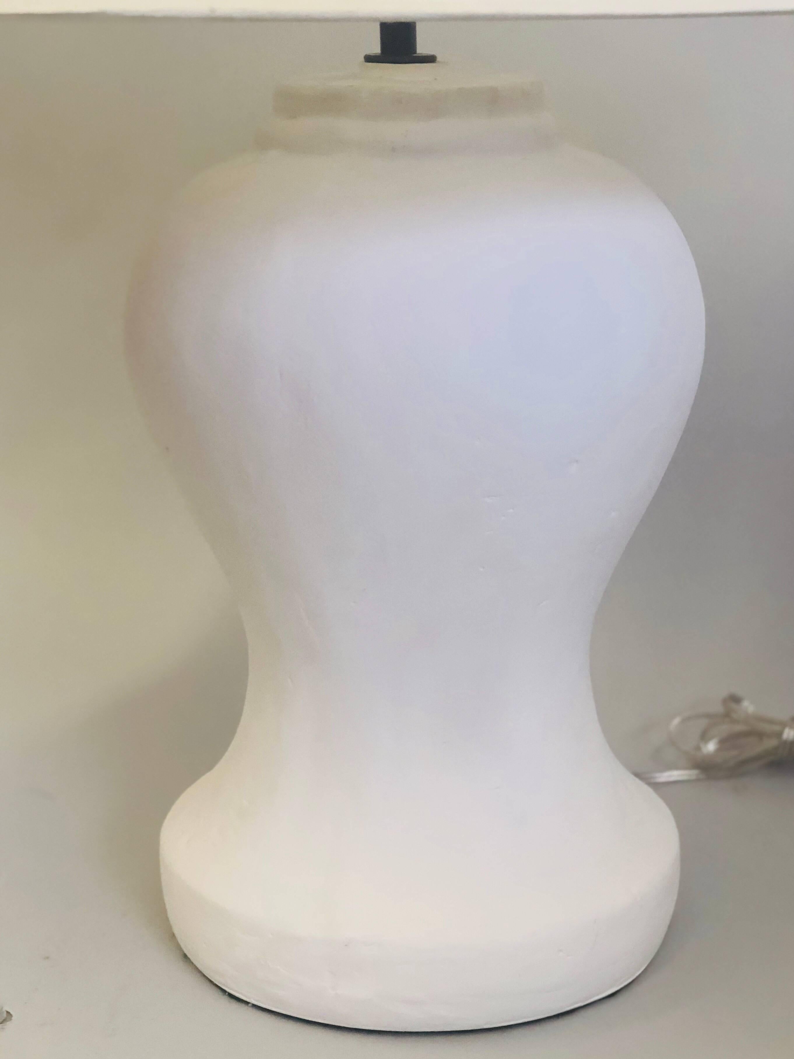 20ième siècle Paire de lampes de bureau en plâtre françaises d'un modèle de Giacometti et Jean-Michel Frank en vente