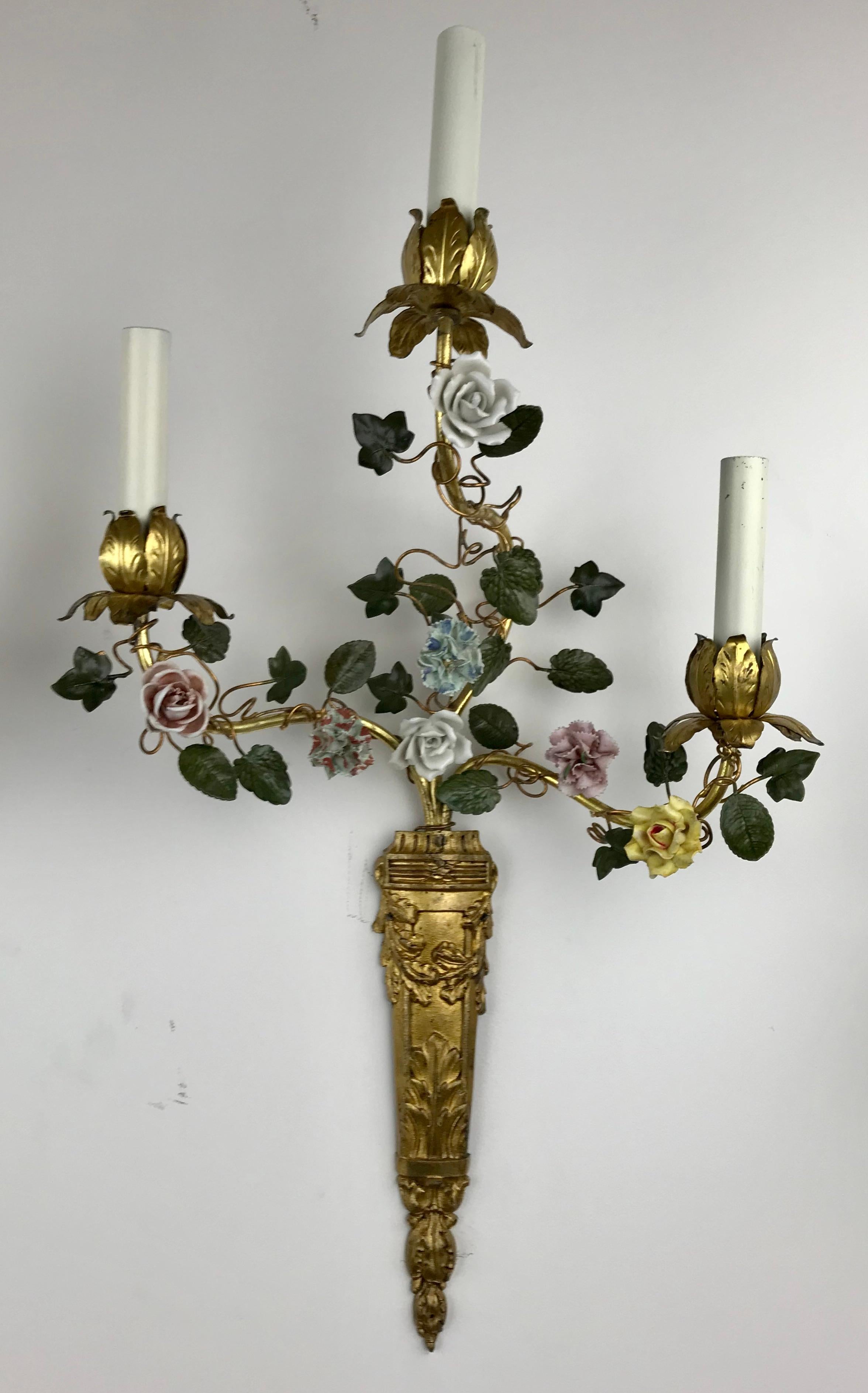 Paar französische polychrome Blumen-Wandleuchter aus Porzellan und Porzellan (Louis XVI.) im Angebot