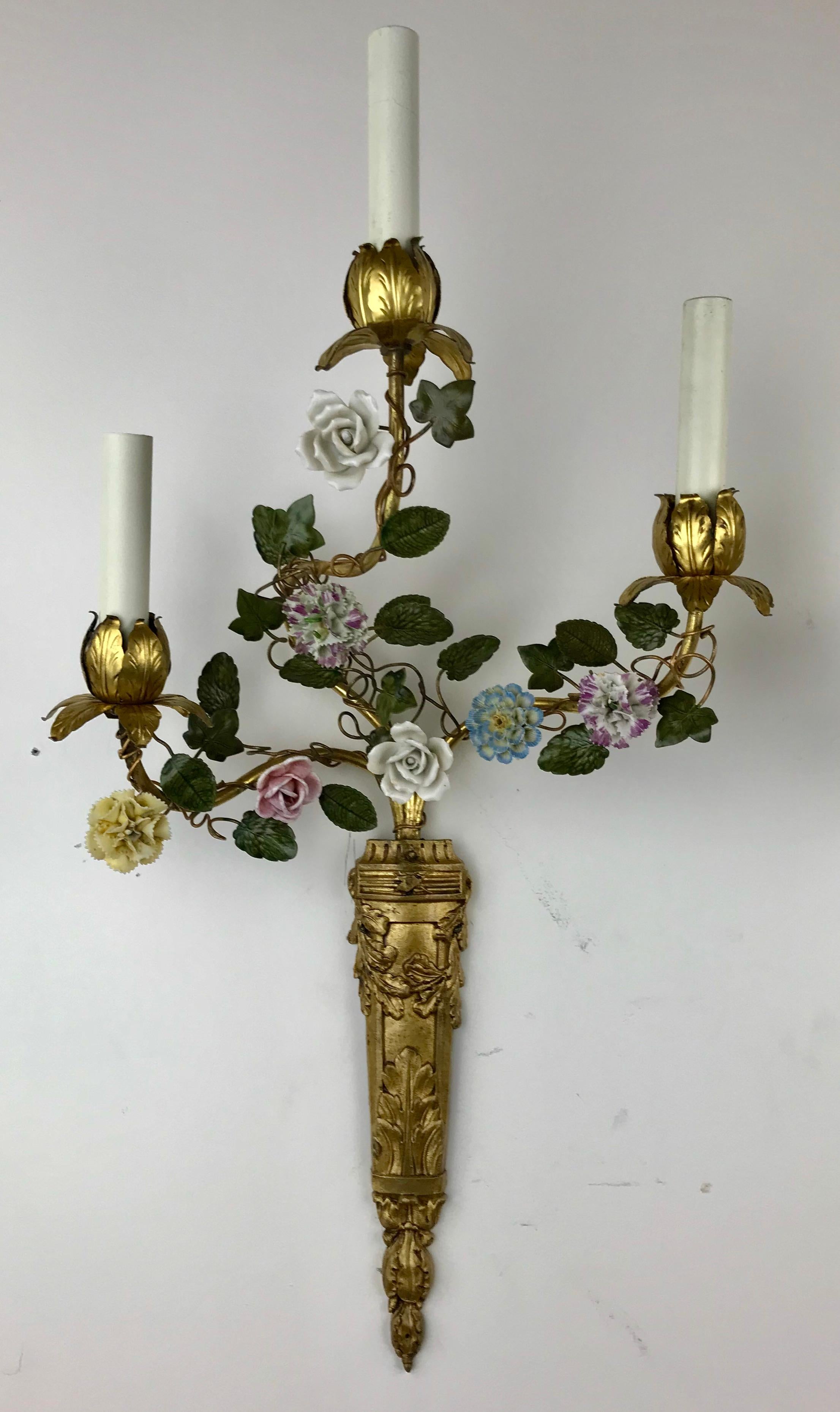 Paar französische polychrome Blumen-Wandleuchter aus Porzellan und Porzellan (Französisch) im Angebot