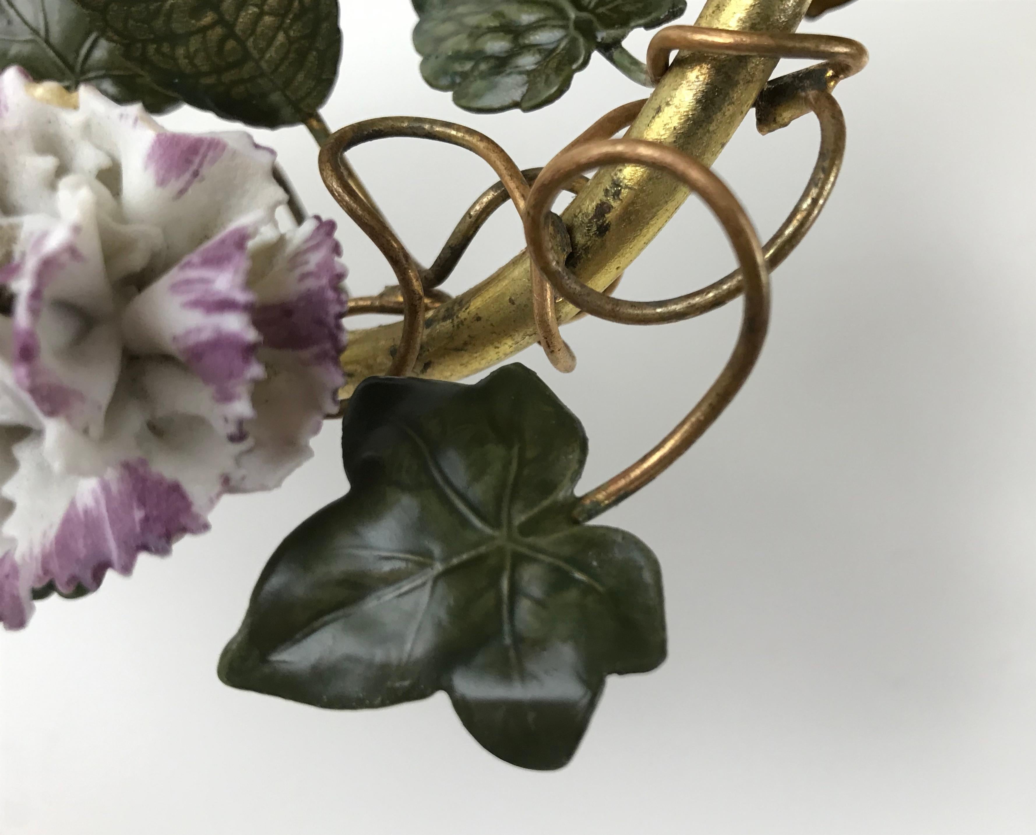Paar französische polychrome Blumen-Wandleuchter aus Porzellan und Porzellan (20. Jahrhundert) im Angebot