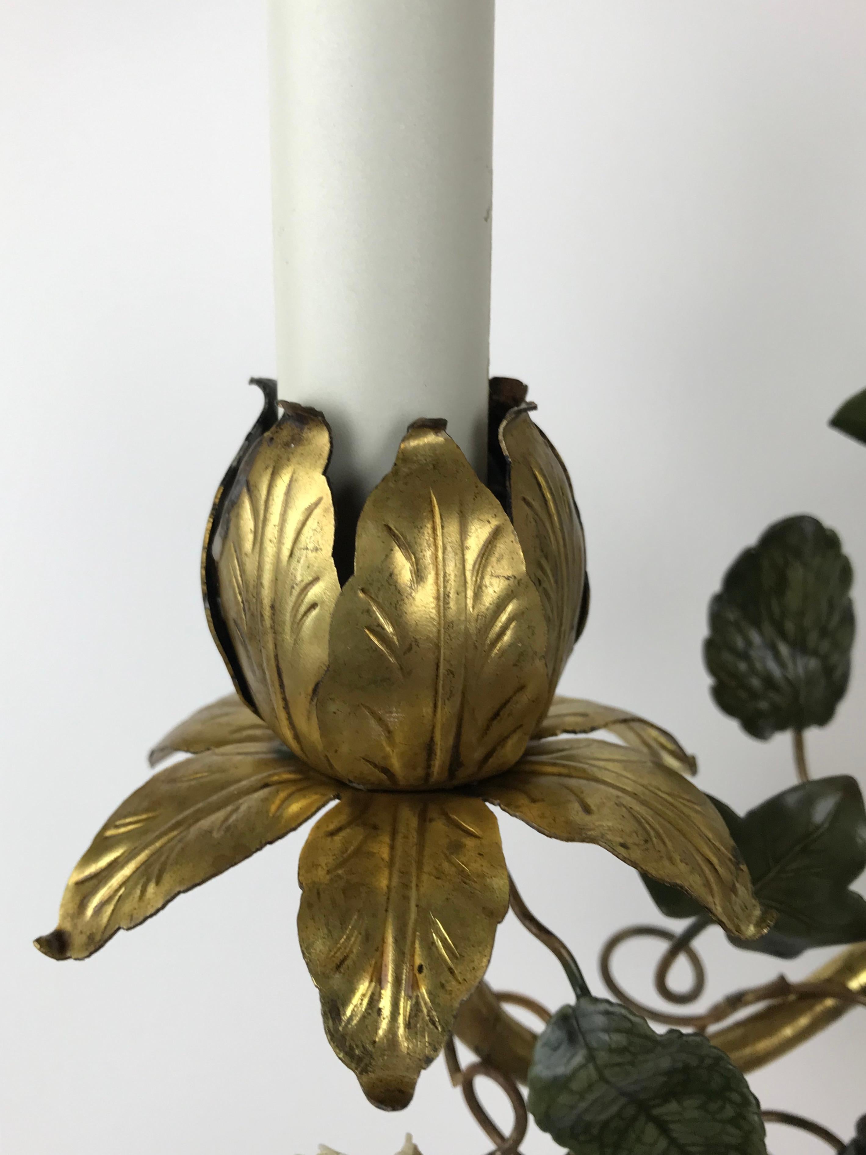 Paar französische polychrome Blumen-Wandleuchter aus Porzellan und Porzellan (Messing) im Angebot