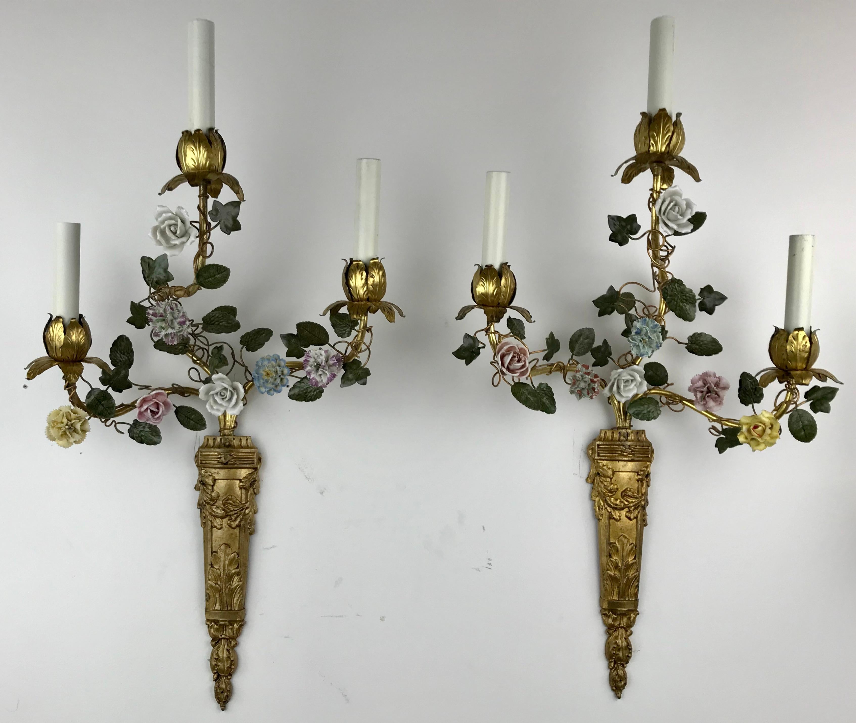 Paar französische polychrome Blumen-Wandleuchter aus Porzellan und Porzellan im Angebot 1