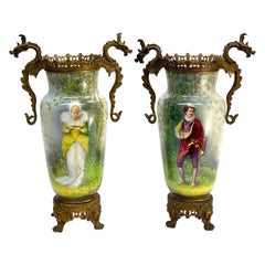 Paire d
urnes à deux poignées en porcelaine française montées sur bronze doré, peintes à la main, vers 1900