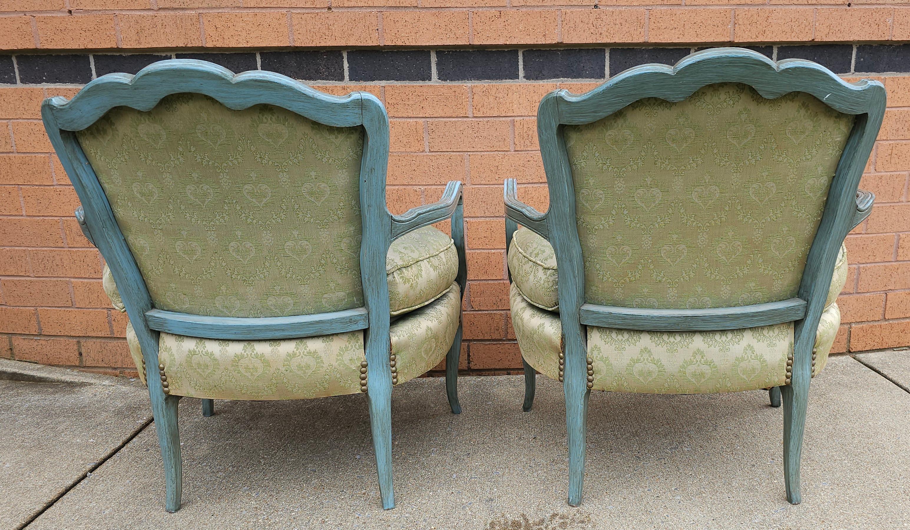Tissu d'ameublement Paire de fauteuils bergères provincial français peints et tapissés en vert en vente