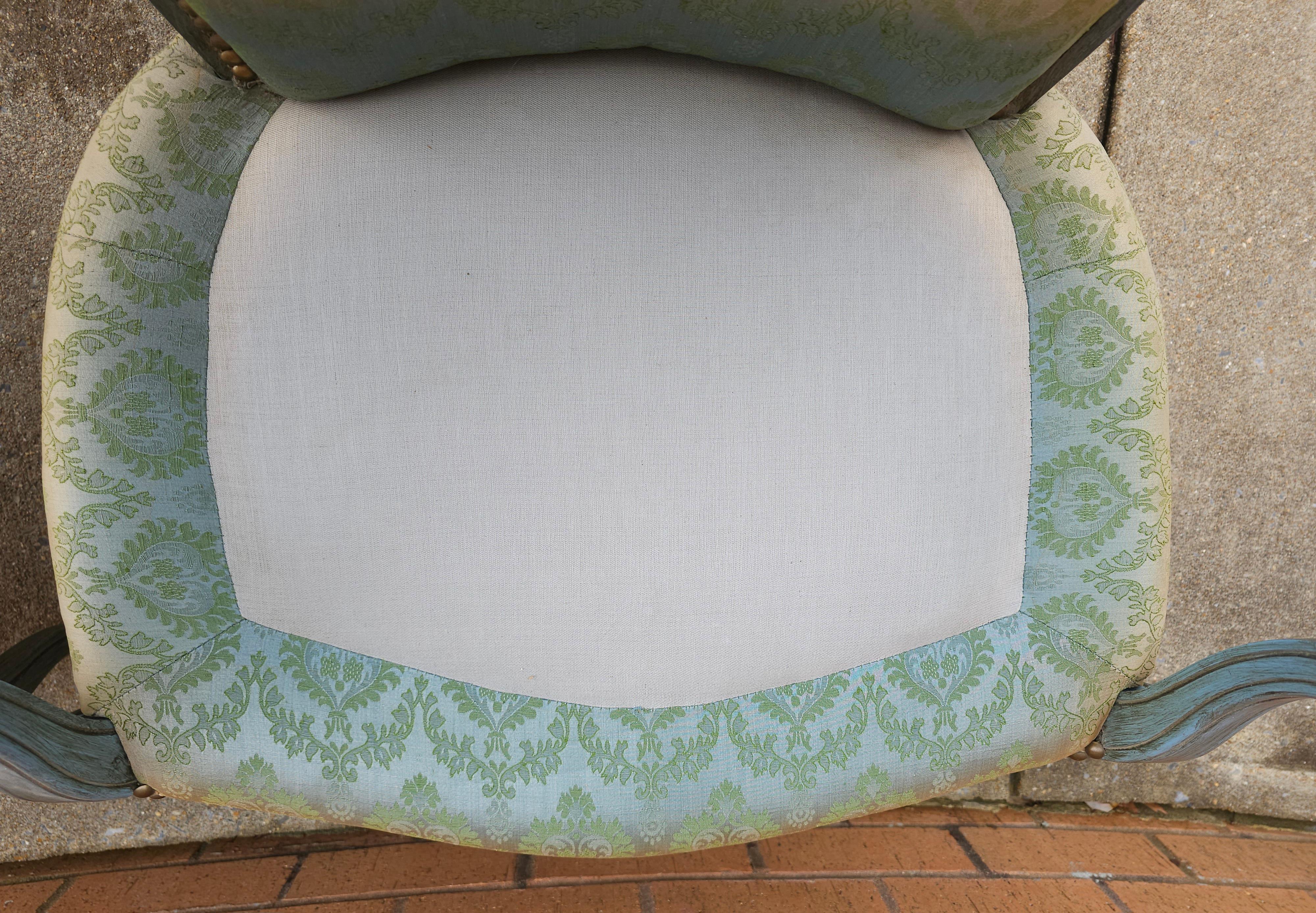 Paire de fauteuils bergères provincial français peints et tapissés en vert en vente 1