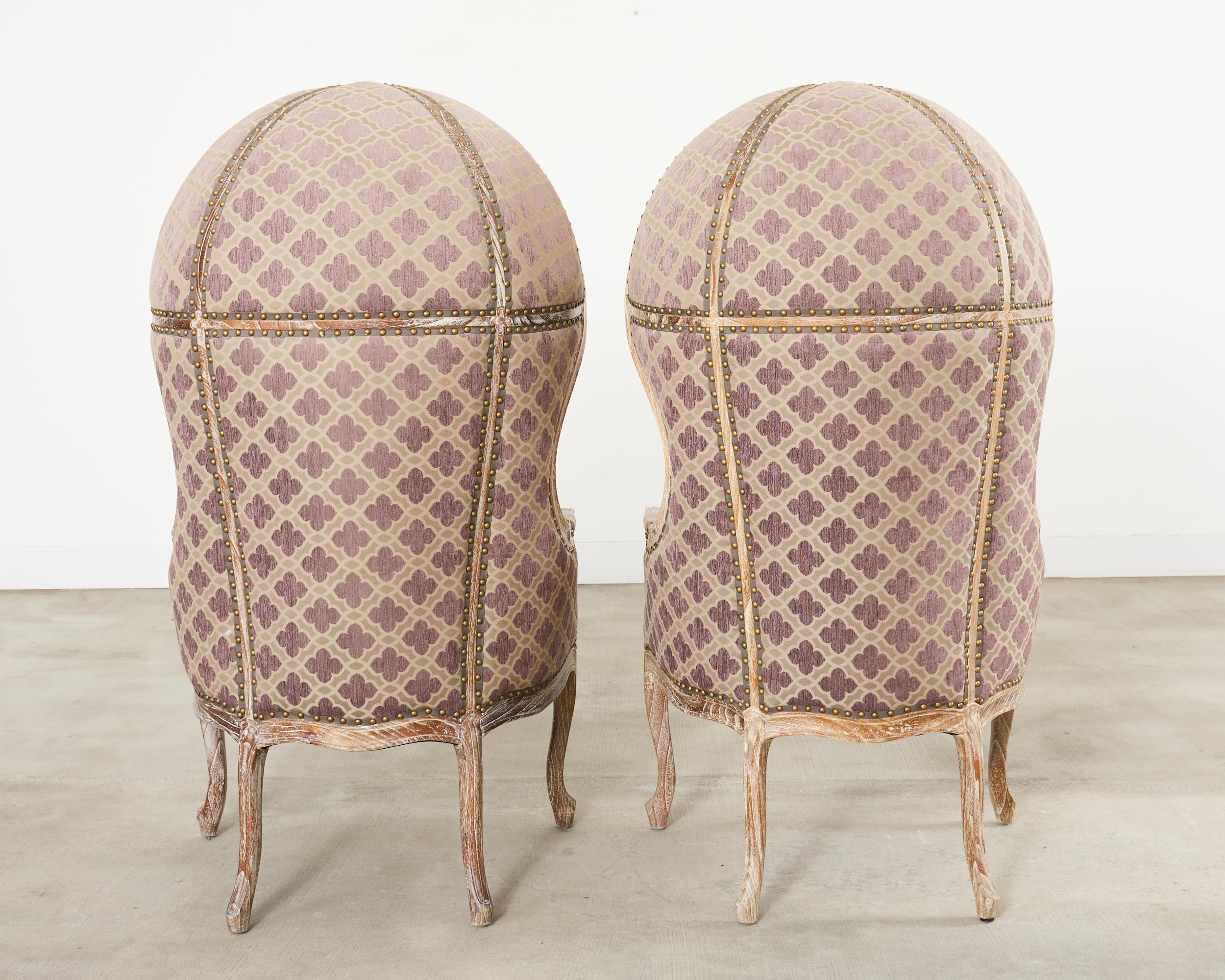 Paire de chaises de porteurs en chêne cérusé à capuchon de style provincial français en vente 3