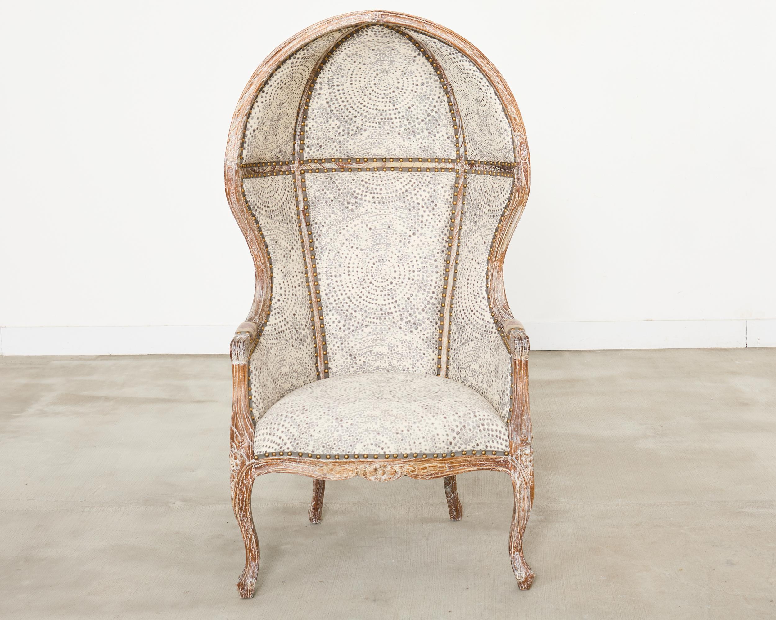 Paire de chaises de porteurs en chêne cérusé à capuchon de style provincial français en vente 4