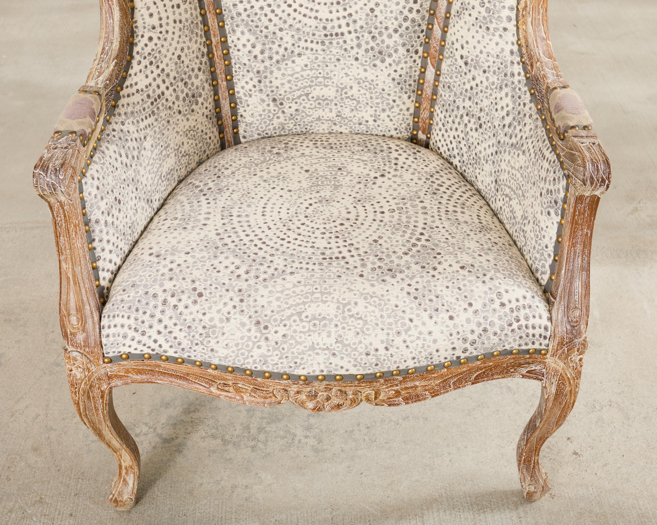 Paire de chaises de porteurs en chêne cérusé à capuchon de style provincial français en vente 5