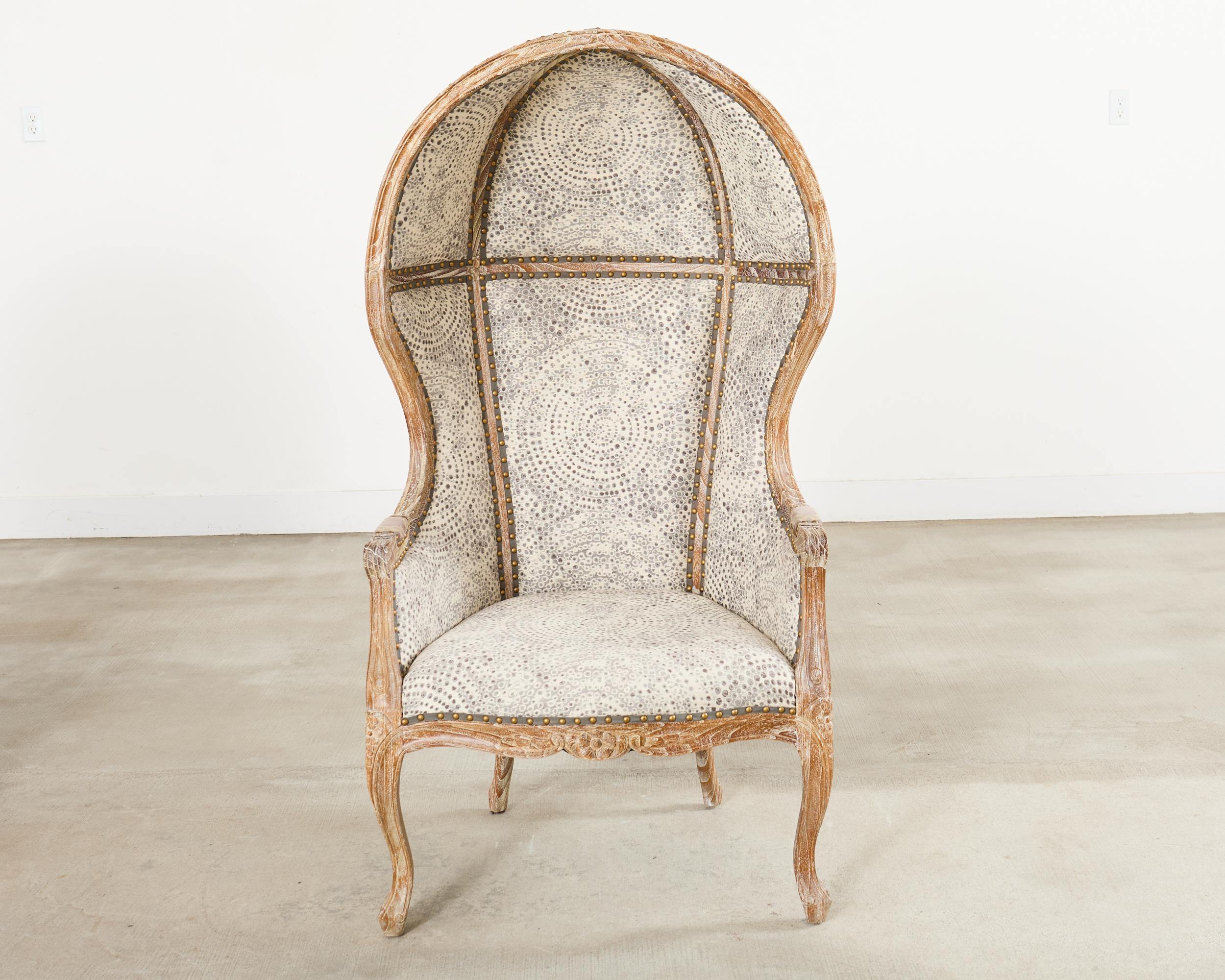 Paire de chaises de porteurs en chêne cérusé à capuchon de style provincial français en vente 6