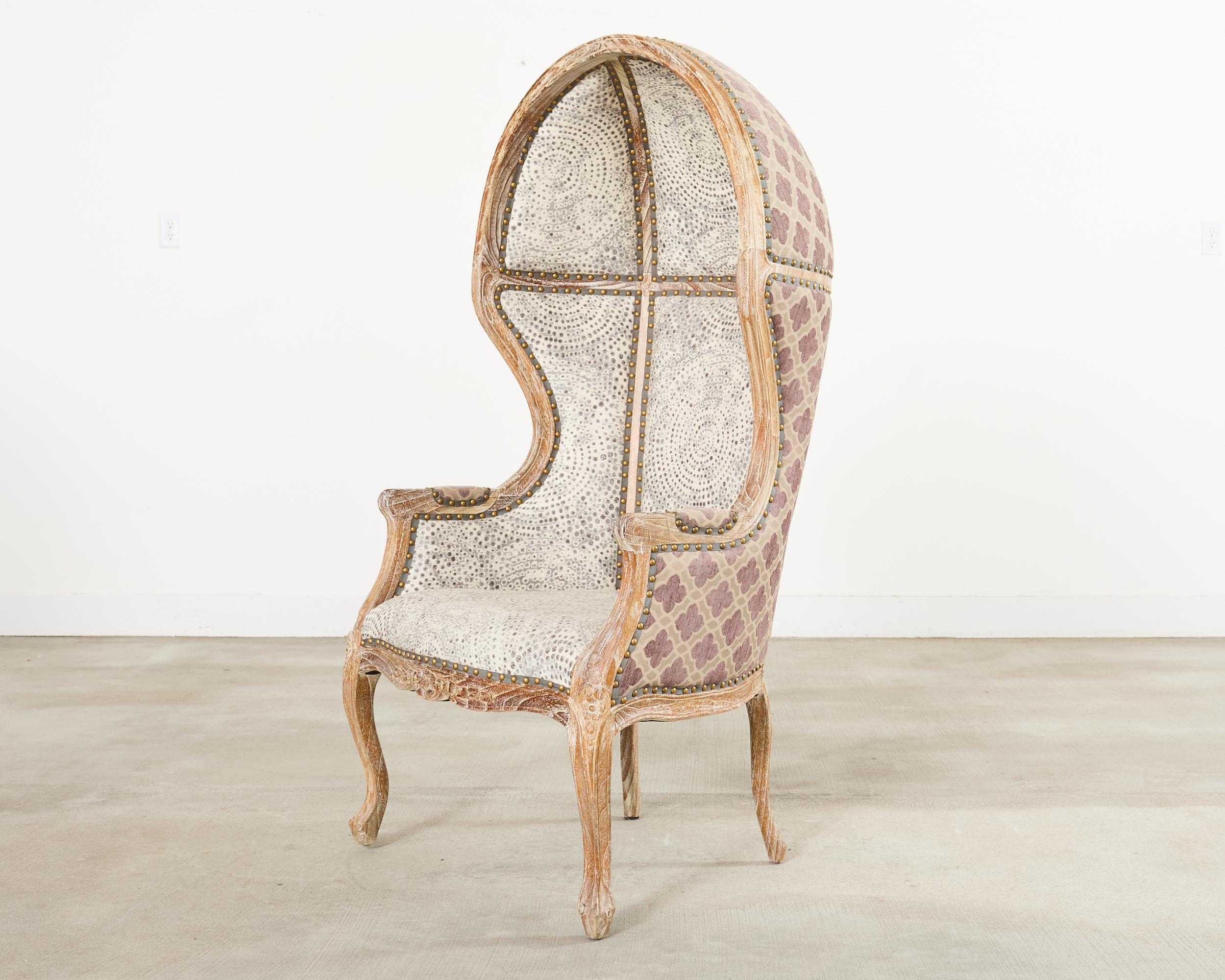 Paire de chaises de porteurs en chêne cérusé à capuchon de style provincial français en vente 7