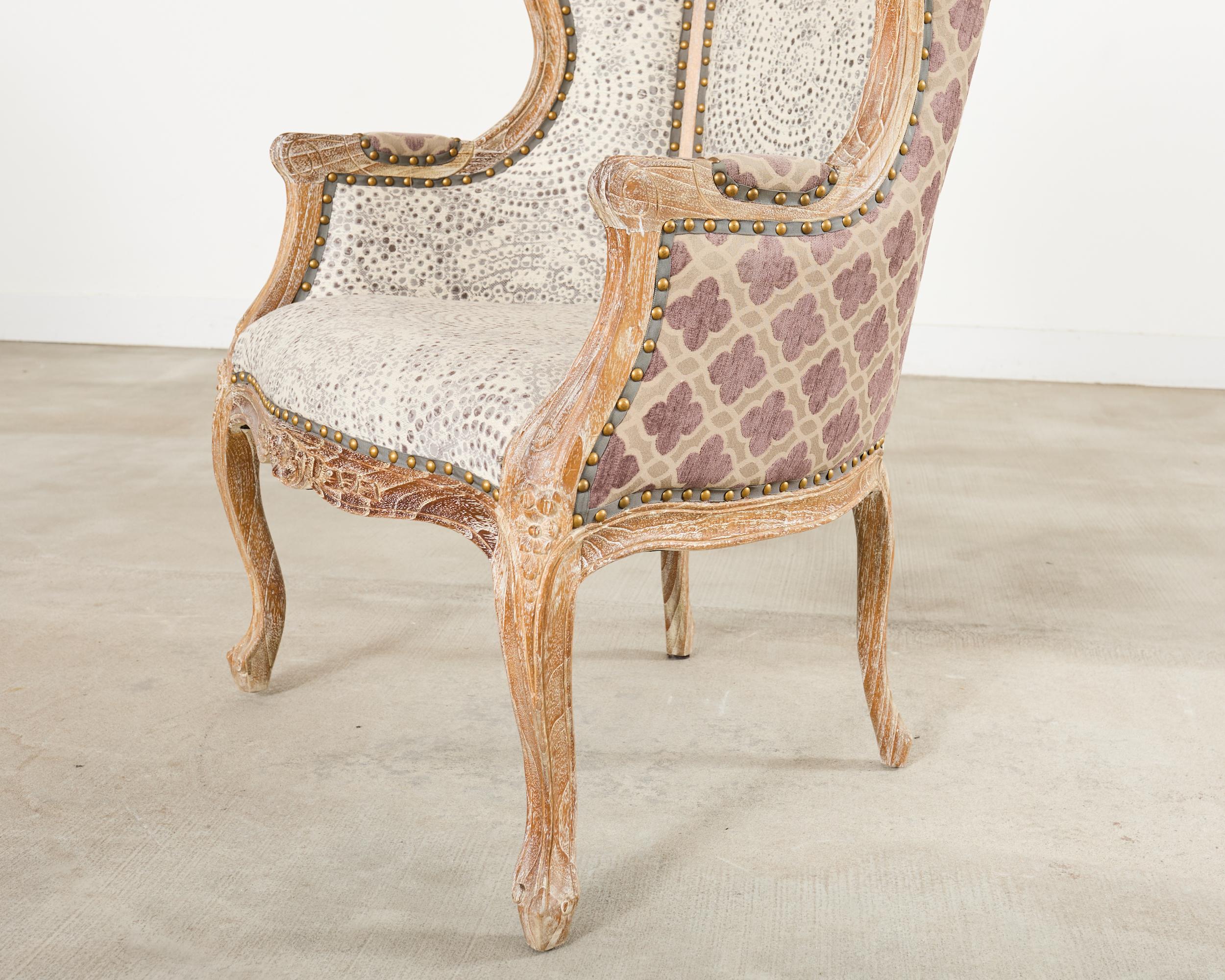 Paire de chaises de porteurs en chêne cérusé à capuchon de style provincial français en vente 8