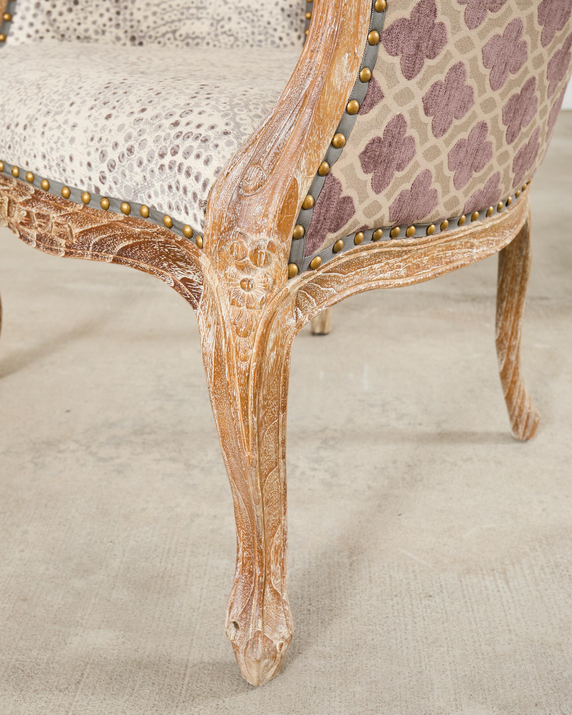 Paire de chaises de porteurs en chêne cérusé à capuchon de style provincial français en vente 9