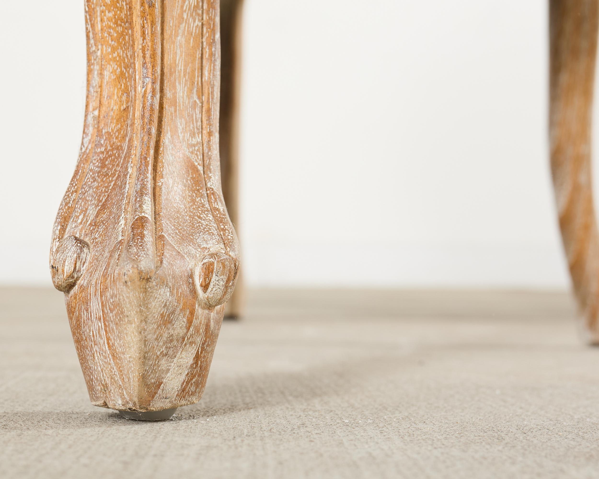 Paire de chaises de porteurs en chêne cérusé à capuchon de style provincial français en vente 10