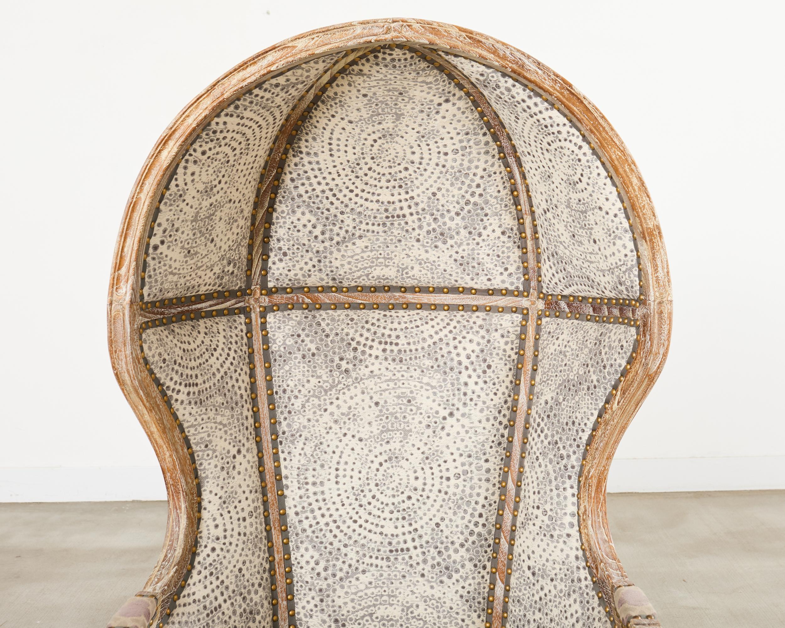 Paire de chaises de porteurs en chêne cérusé à capuchon de style provincial français en vente 11