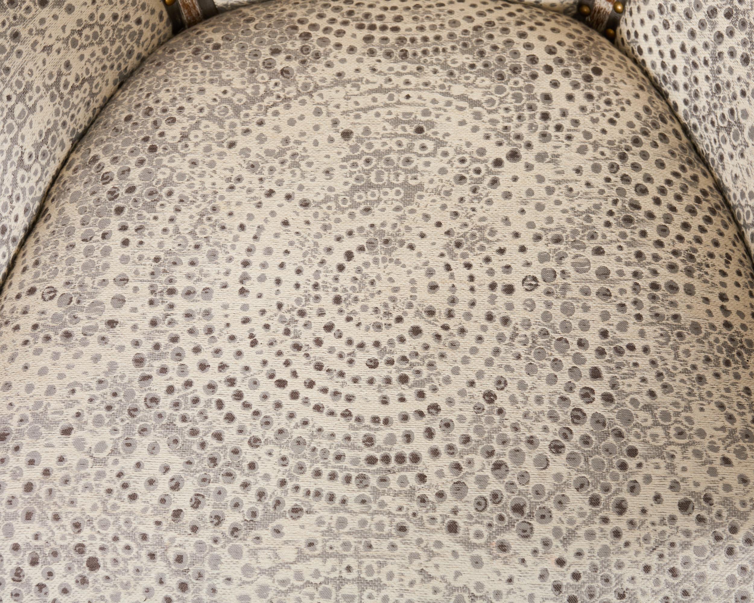 Paire de chaises de porteurs en chêne cérusé à capuchon de style provincial français en vente 12