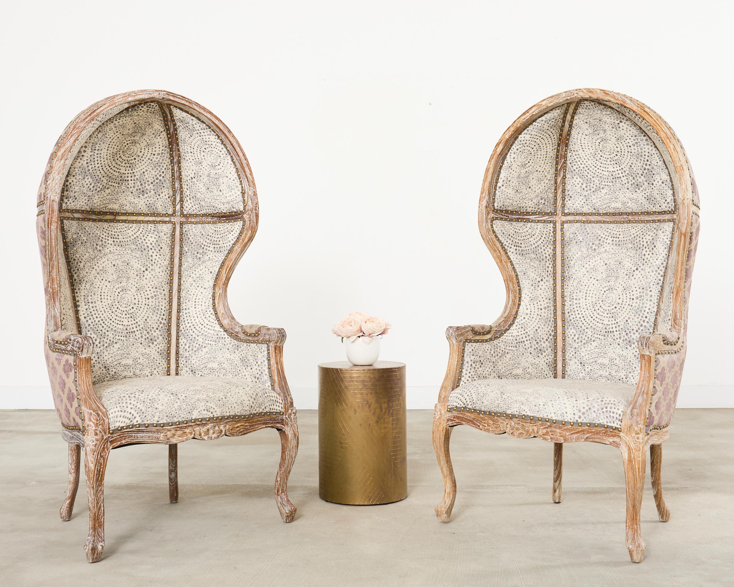 Fantastique paire de chaises à capuchon ou chaises ballon en chêne, de style provincial français. Les chaises en forme de dôme sont dotées d'un cadre en chêne avec une finition cérusée et de dossiers en forme de ballon ou de baldaquin. Chaque chaise