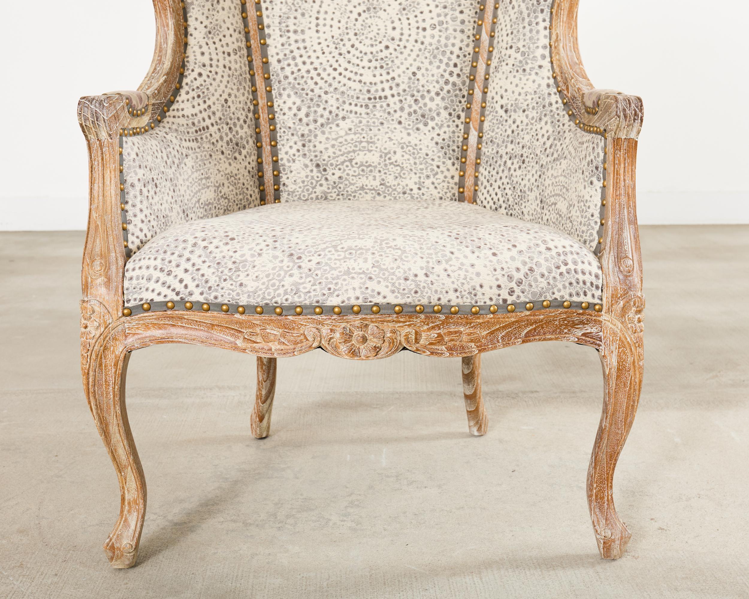 Paire de chaises de porteurs en chêne cérusé à capuchon de style provincial français en vente 13