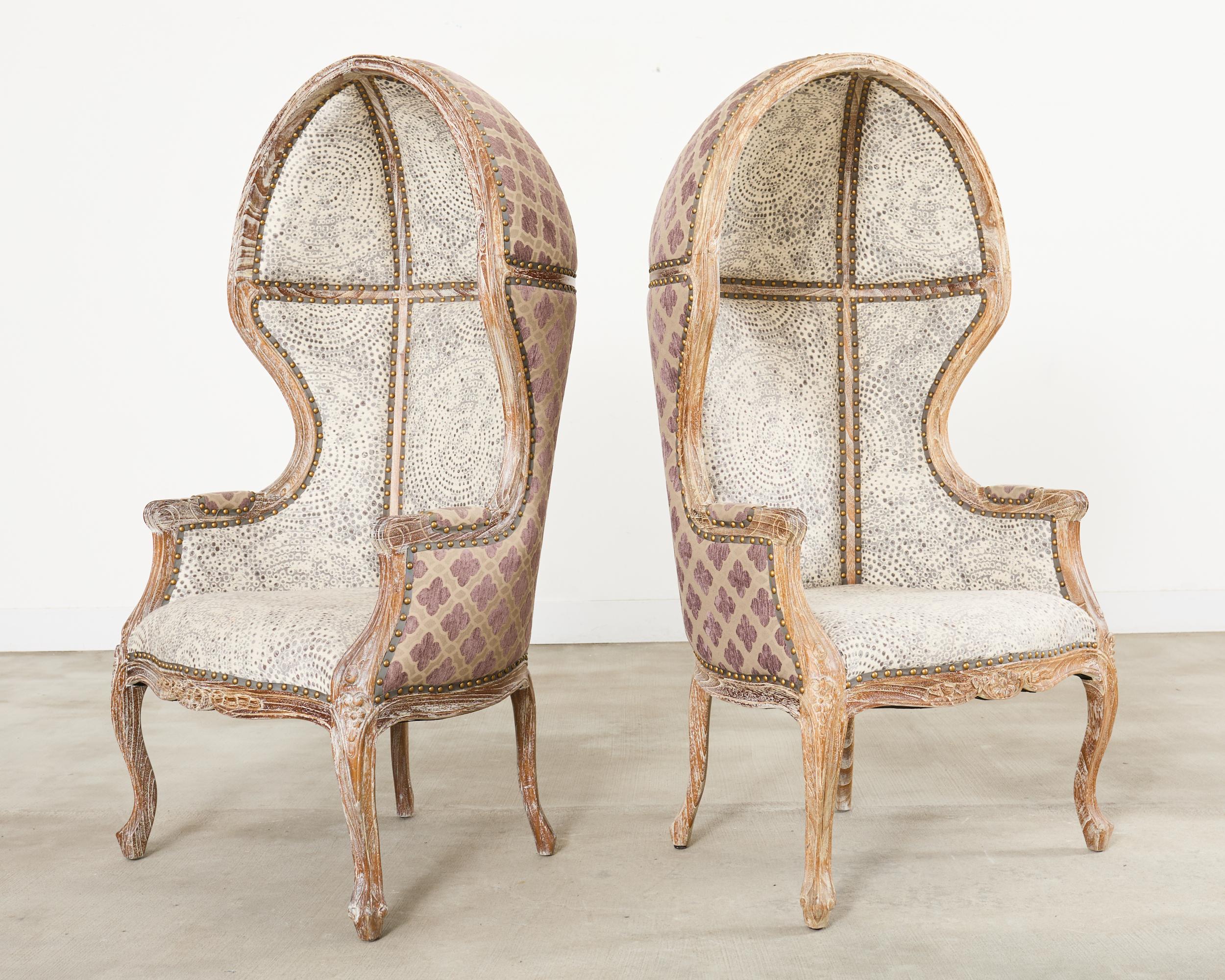 Patiné Paire de chaises de porteurs en chêne cérusé à capuchon de style provincial français en vente