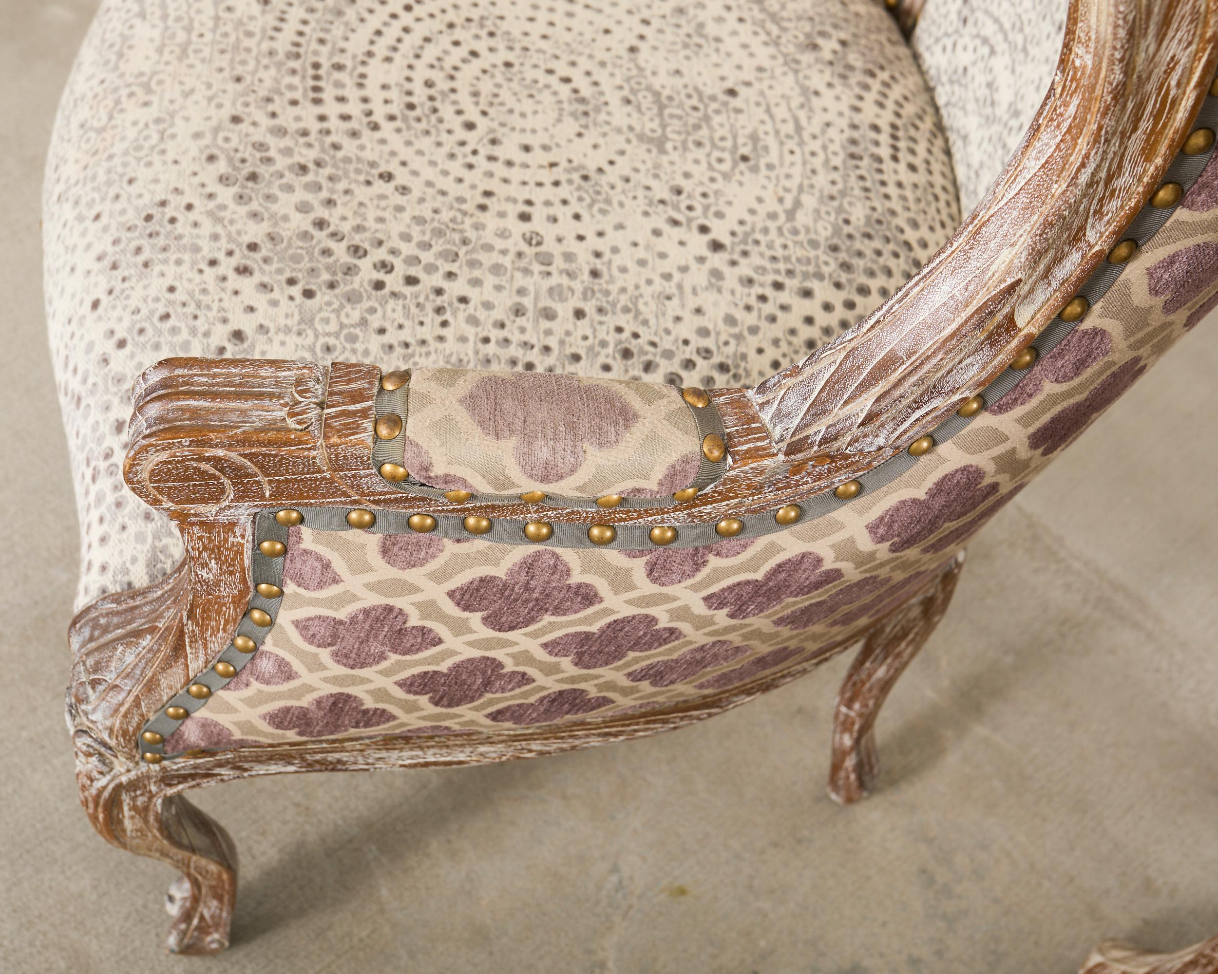 Paire de chaises de porteurs en chêne cérusé à capuchon de style provincial français Bon état - En vente à Rio Vista, CA