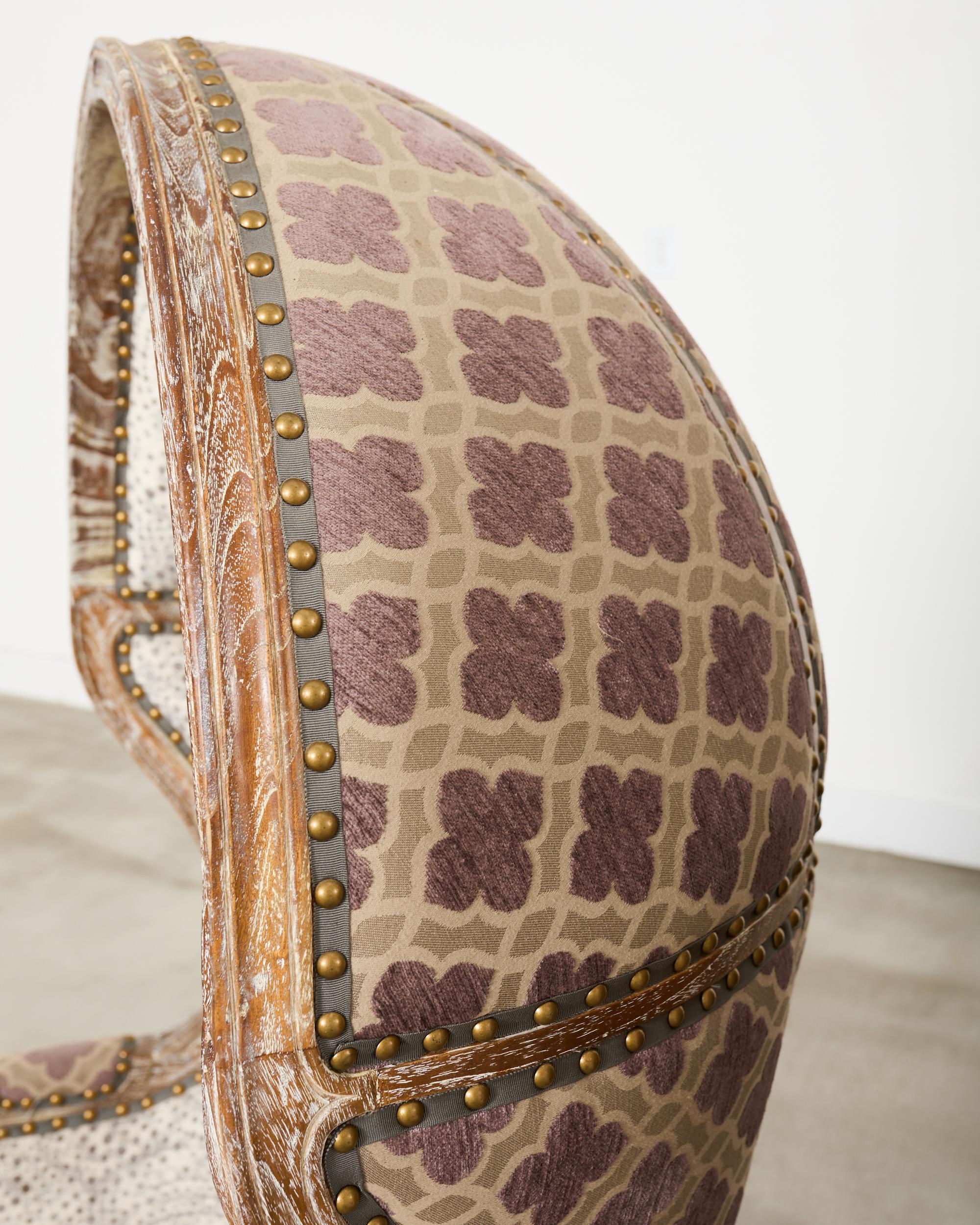 20ième siècle Paire de chaises de porteurs en chêne cérusé à capuchon de style provincial français en vente