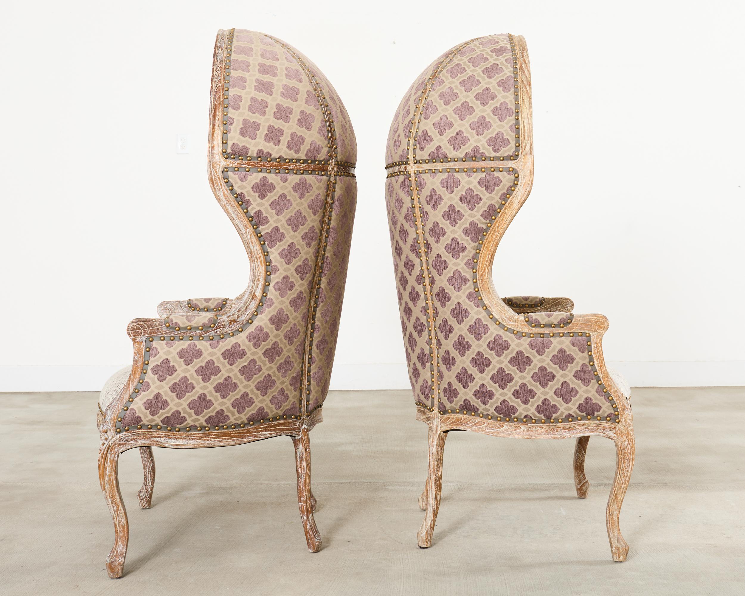 Laiton Paire de chaises de porteurs en chêne cérusé à capuchon de style provincial français en vente