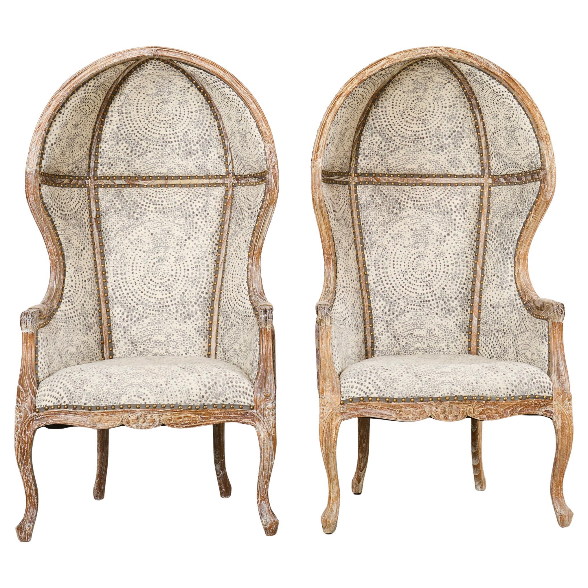 Paire de chaises de porteurs en chêne cérusé à capuchon de style provincial français en vente