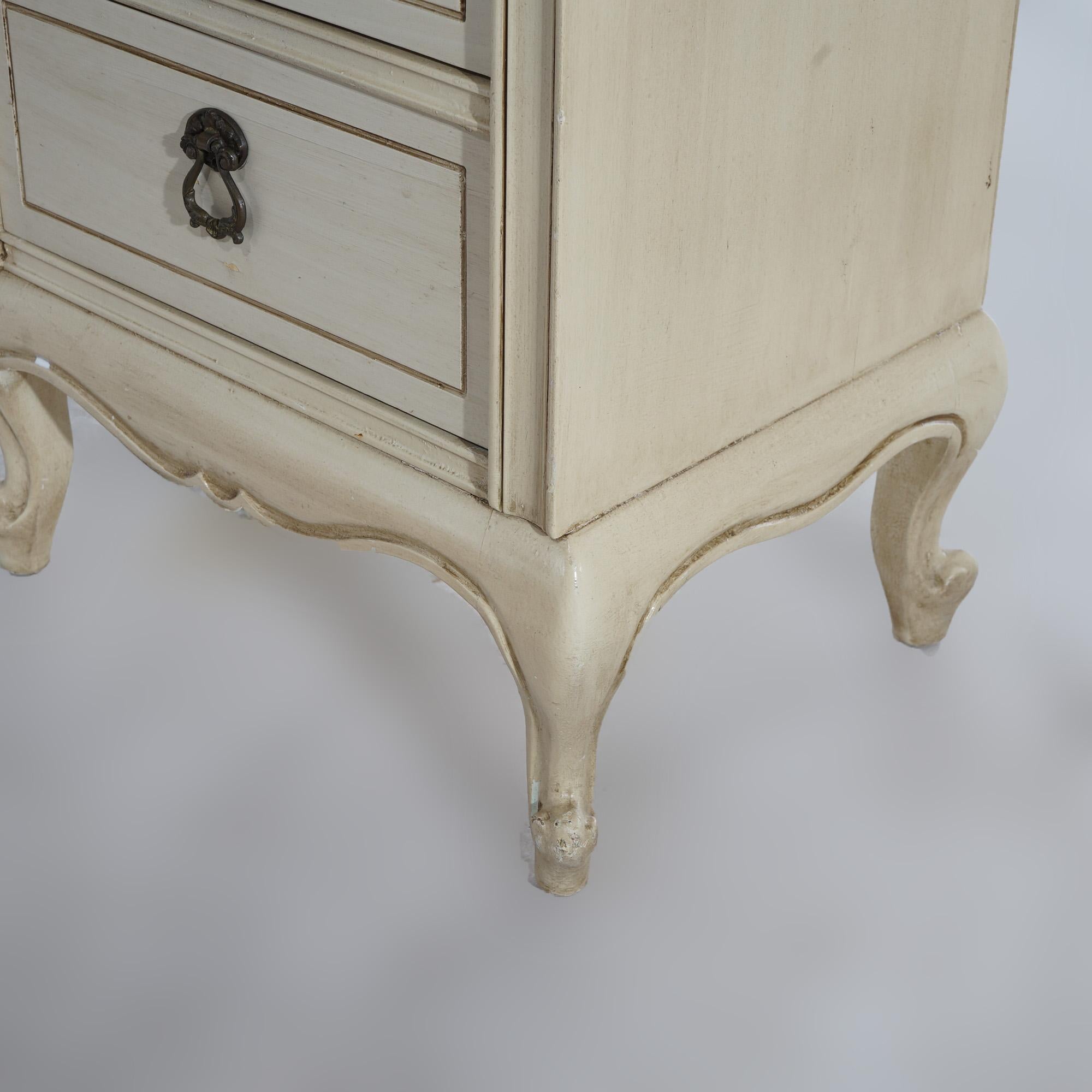 Paire d'armoires latérales à quatre tiroirs de style provincial français du 20ème siècle en vente 4