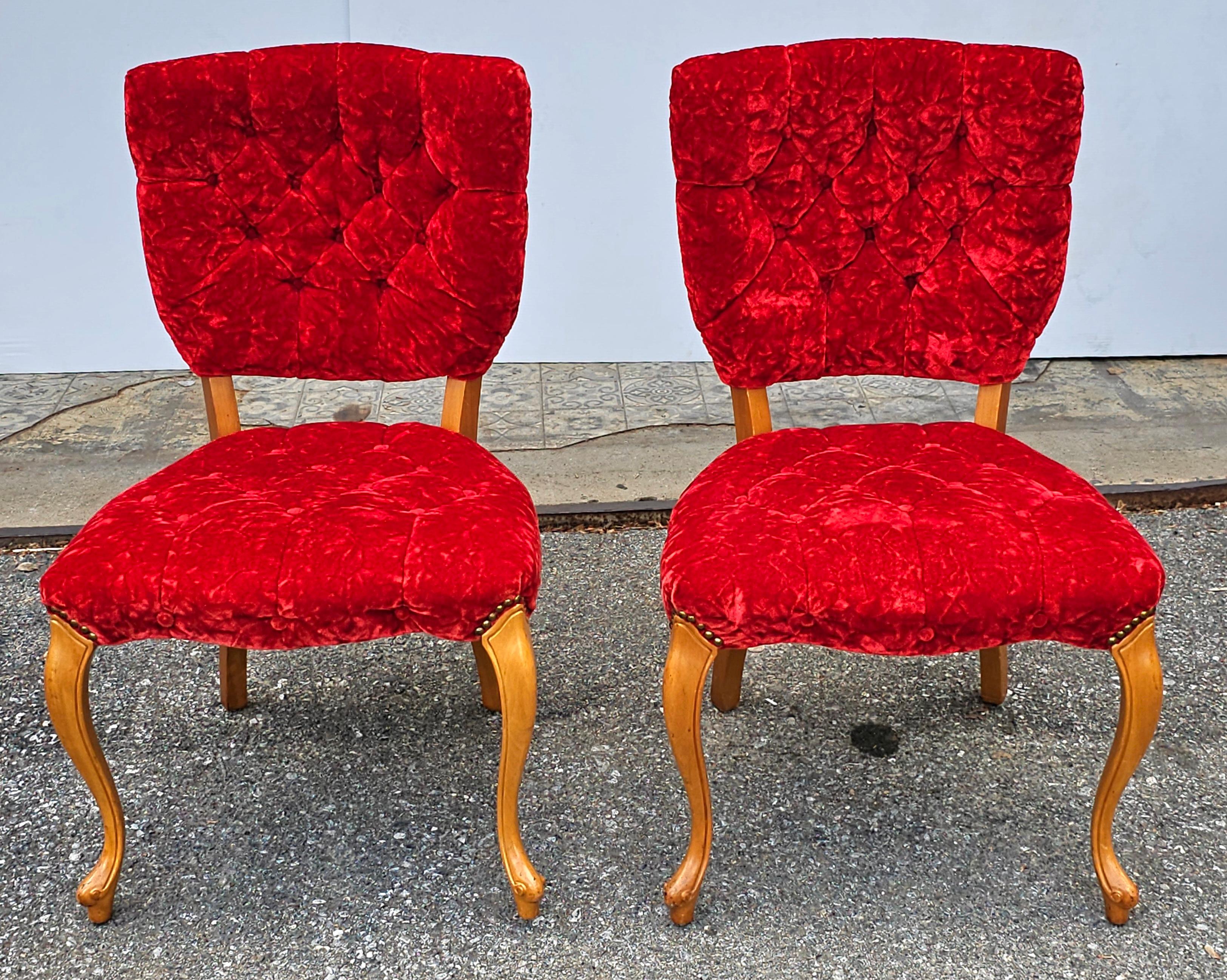 Una coppia di sedie a pantofola imbottite in legno e velluto trapuntato in stile provinciale francese in ottime condizioni vintage
Misura 21,5