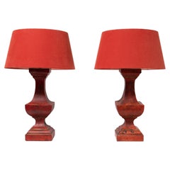 Paar französische Tischlampen aus rotem Gesso-Holz mit rotem Schirm.