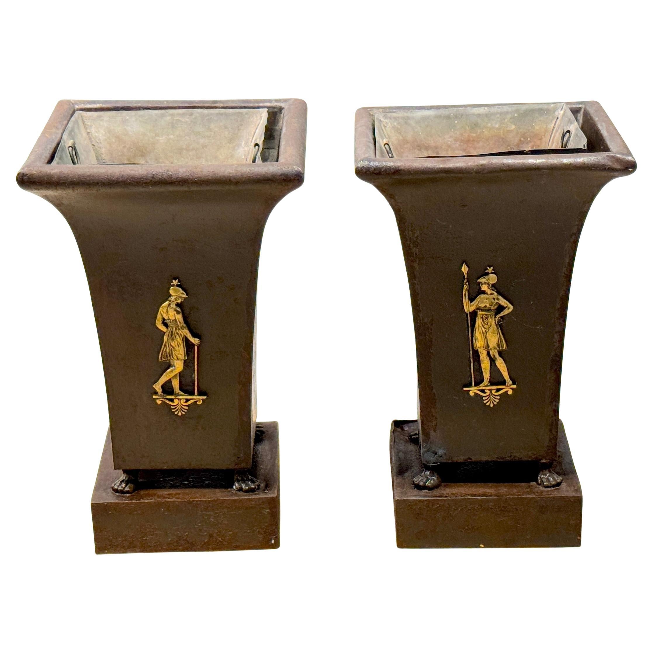 Paire de jardinières en bronze doré et tôle de Régence à figures allégoriques classiques