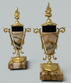 Coppia di cassolettes, urne e vasi in marmo Giallo Sienna e bronzo dorato in stile Reggenza francese