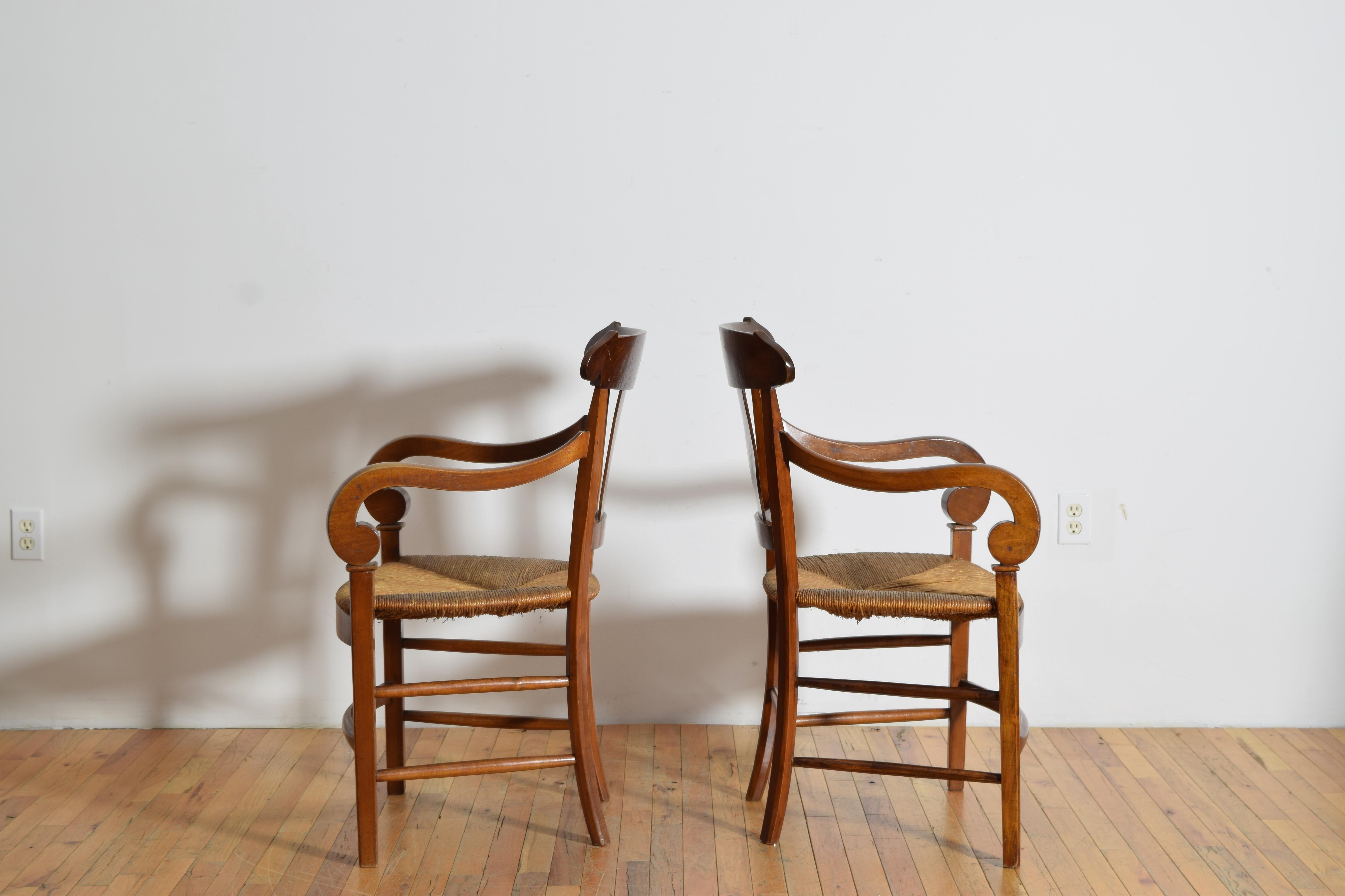 Francese Coppia di poltrone francesi in noce restaurato, sedili in giunco, primo quarto del XIX secolo in vendita