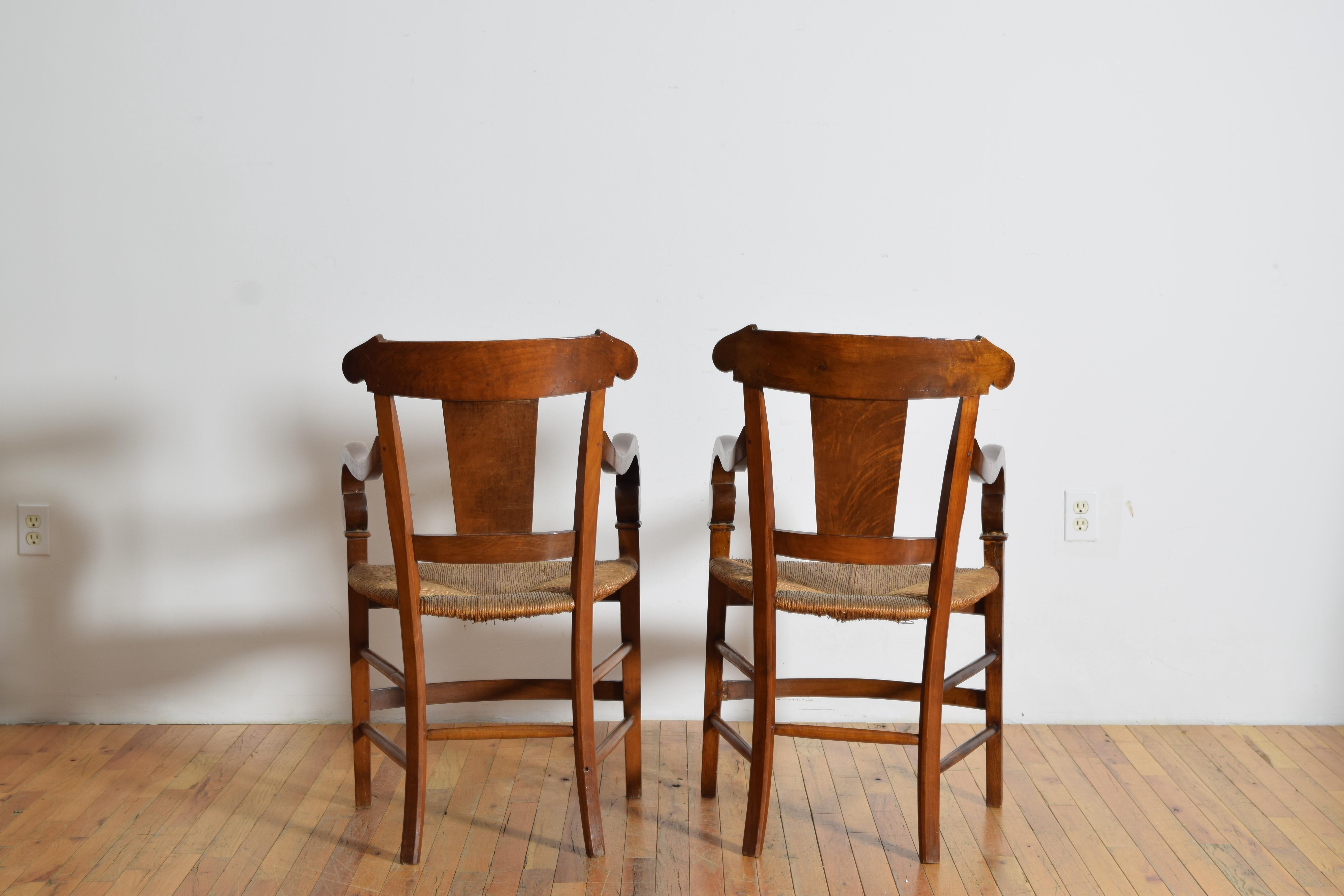 Coppia di poltrone francesi in noce restaurato, sedili in giunco, primo quarto del XIX secolo In condizioni buone in vendita a Atlanta, GA